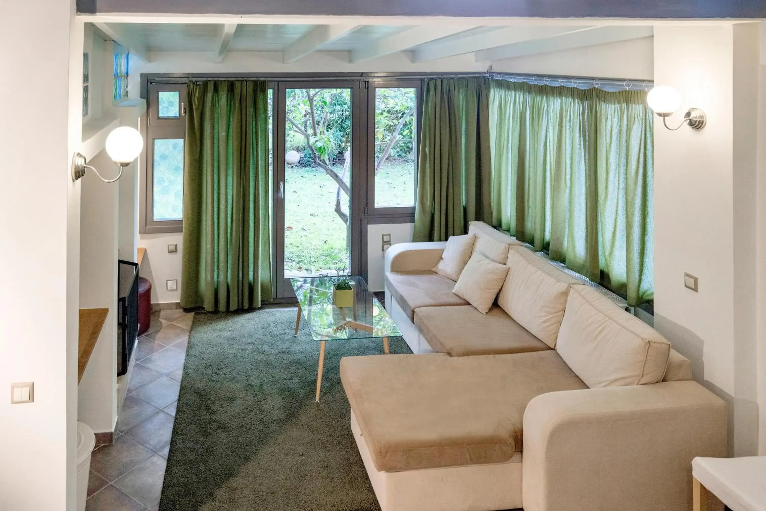 Apartment with Private Garden in Valashouse Apartment with Private Garden in Valashouse