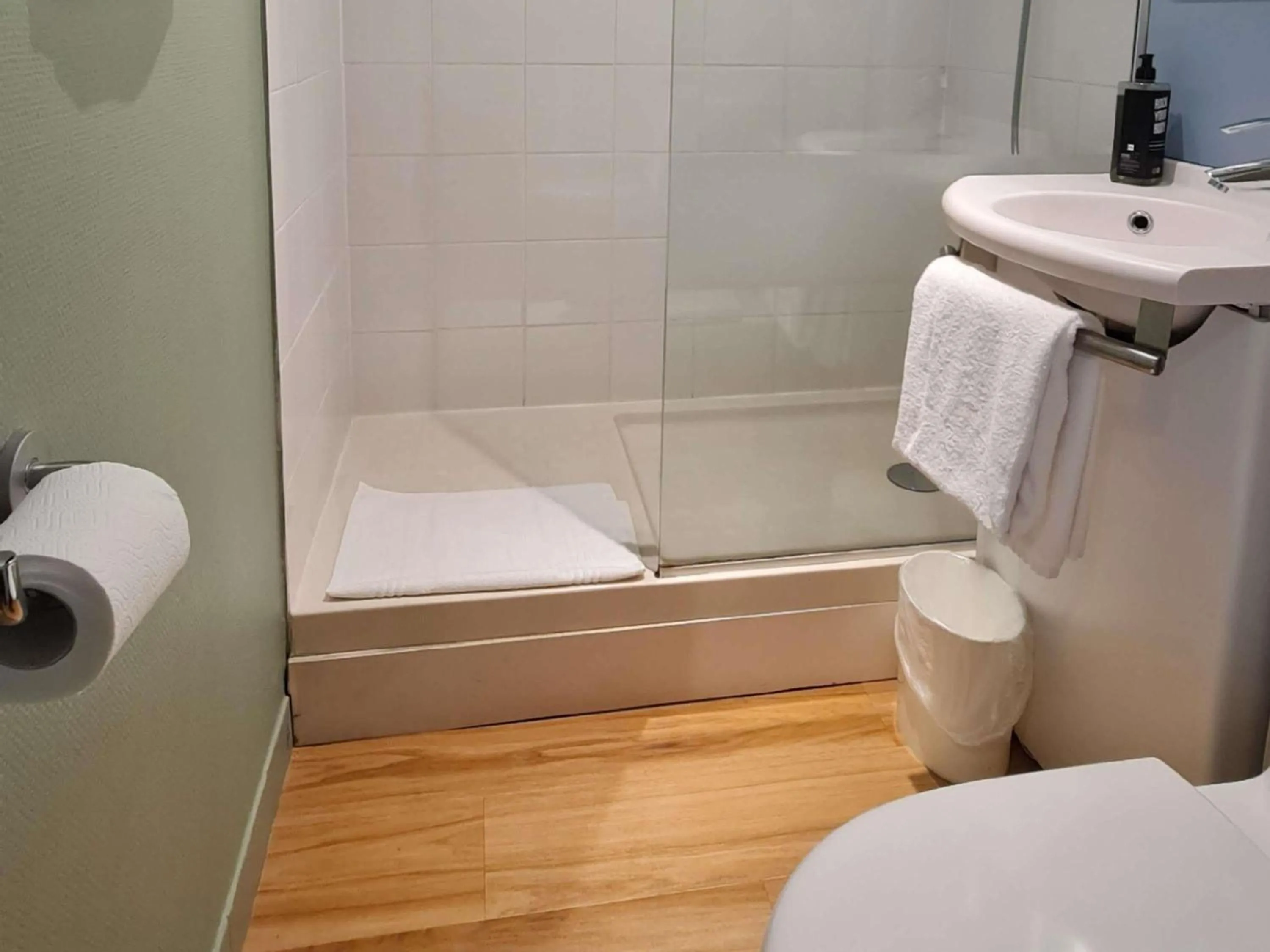 Bedroom in ibis Vannes