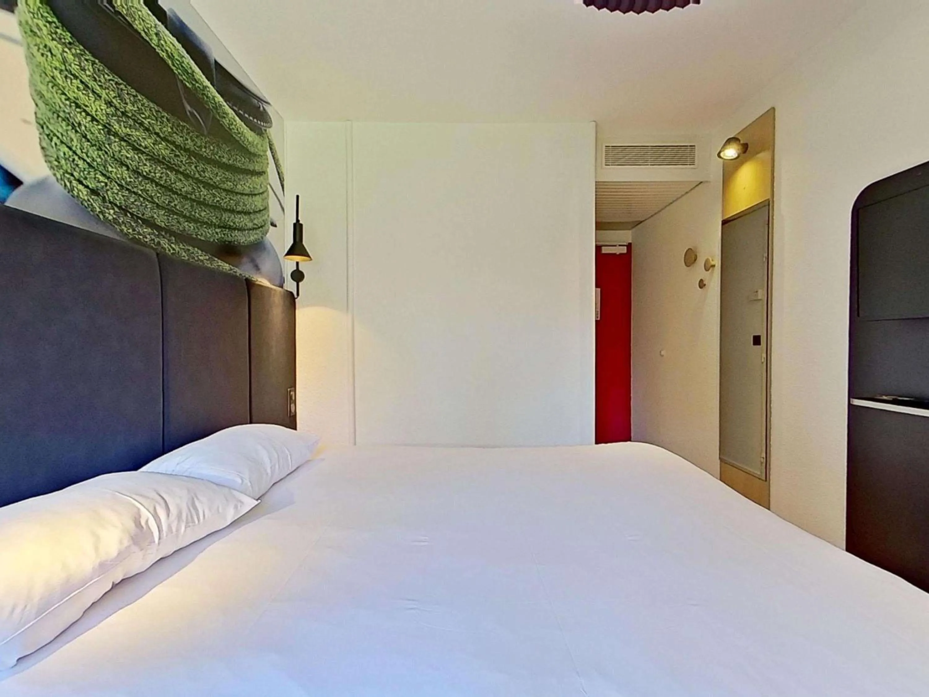 Bedroom, Bed in ibis Vannes