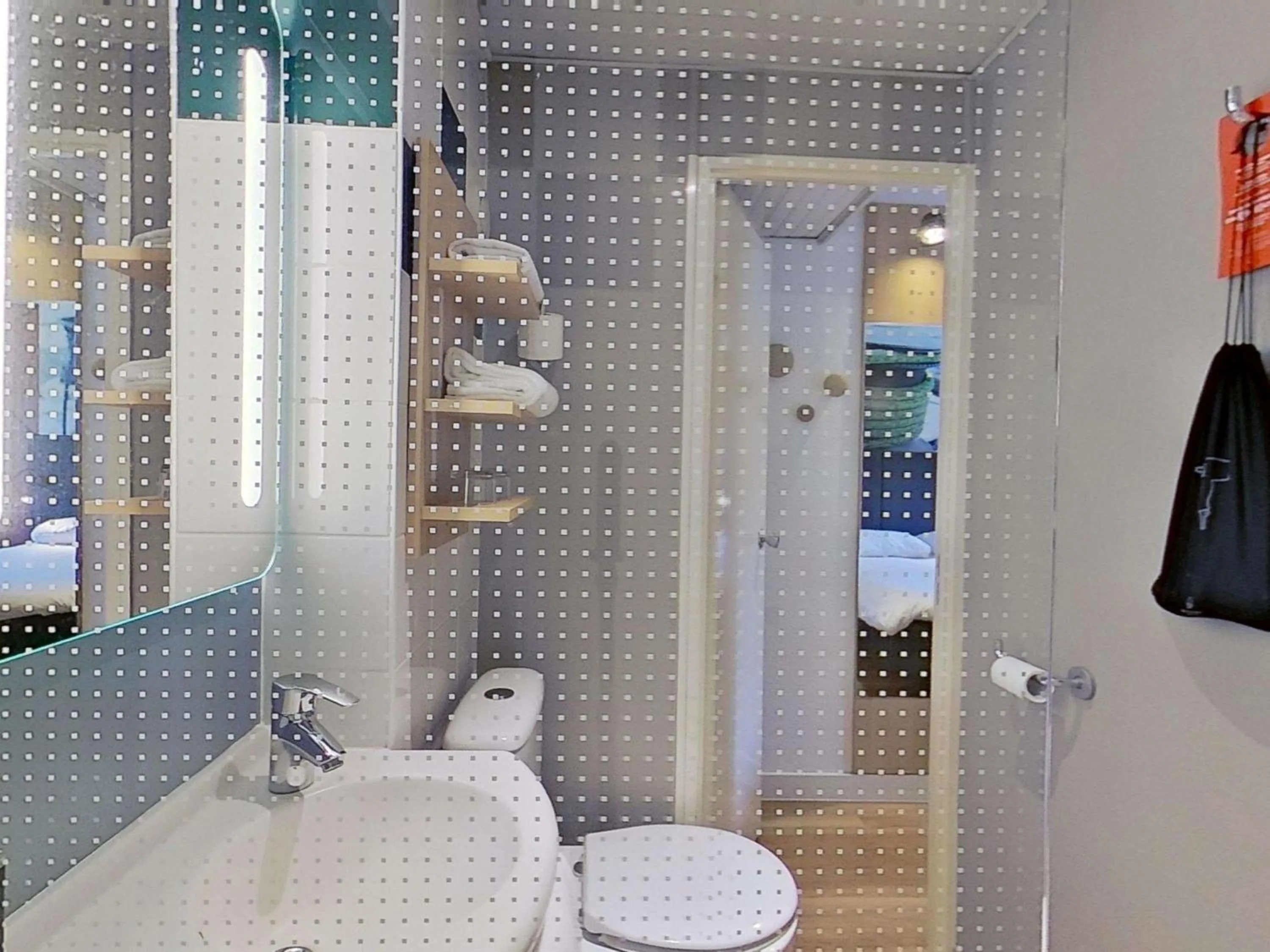 Bedroom in ibis Vannes