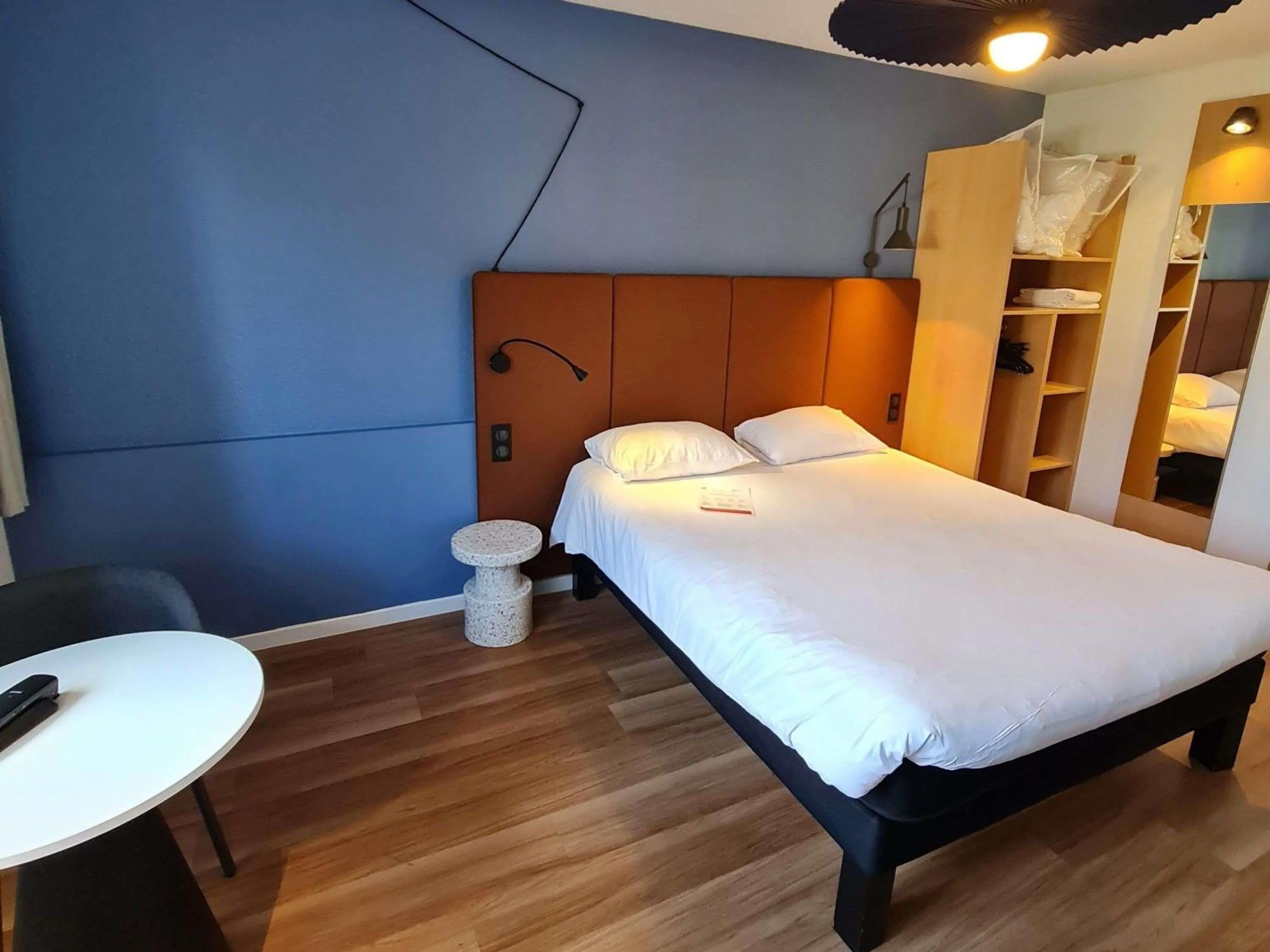 Bedroom, Bed in ibis Vannes