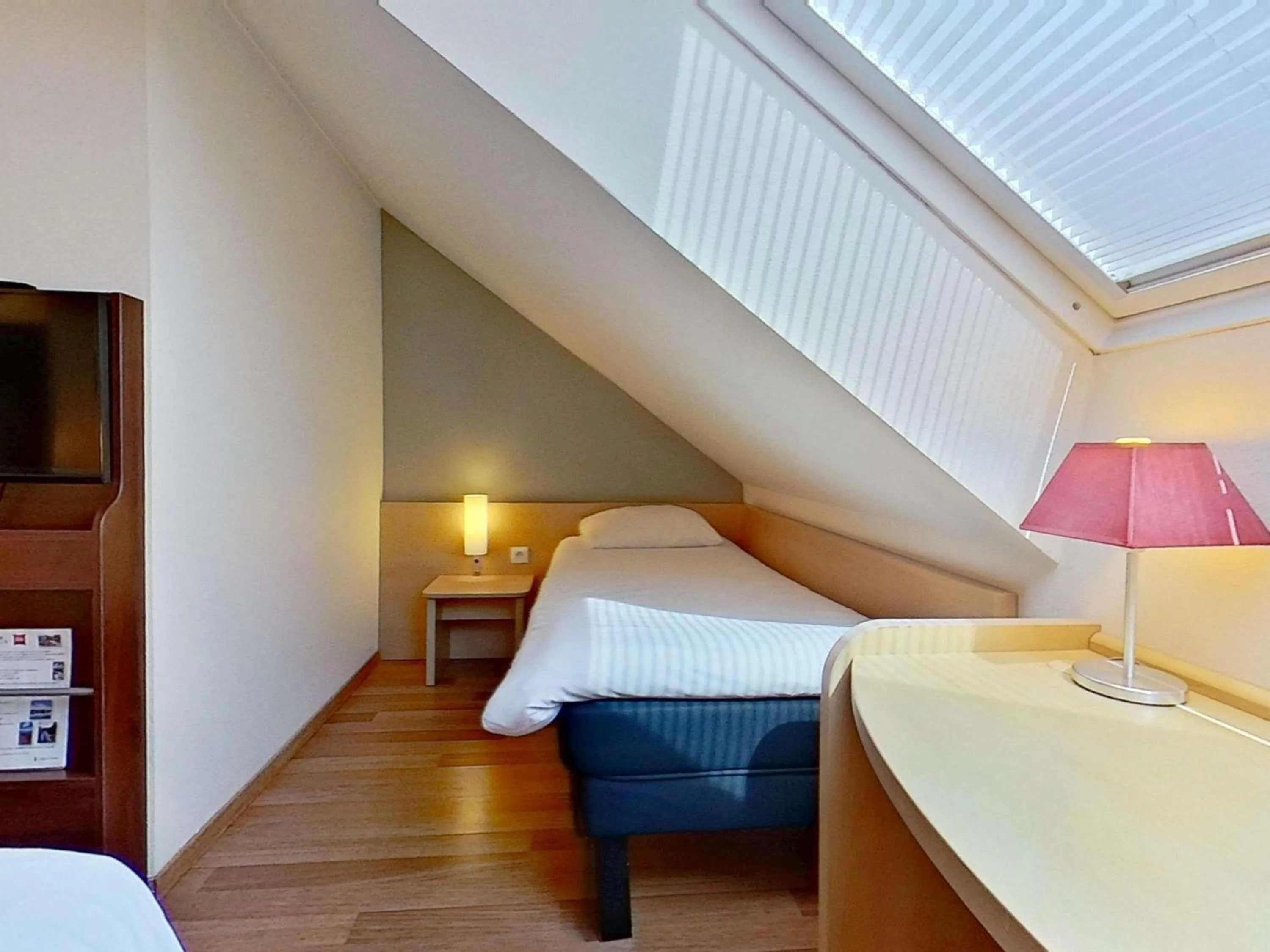 Bedroom, Bed in ibis Vannes