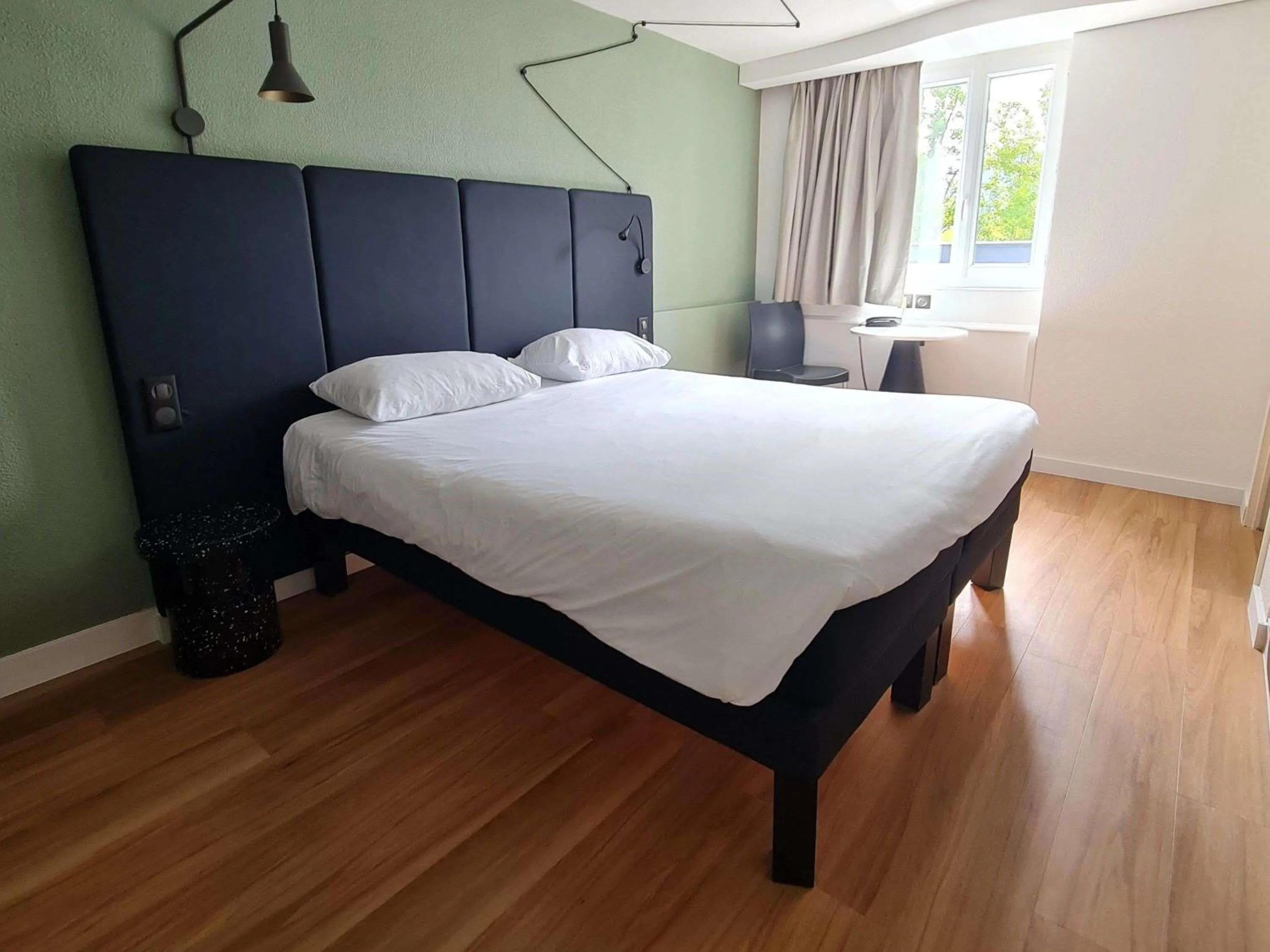 Bedroom, Bed in ibis Vannes