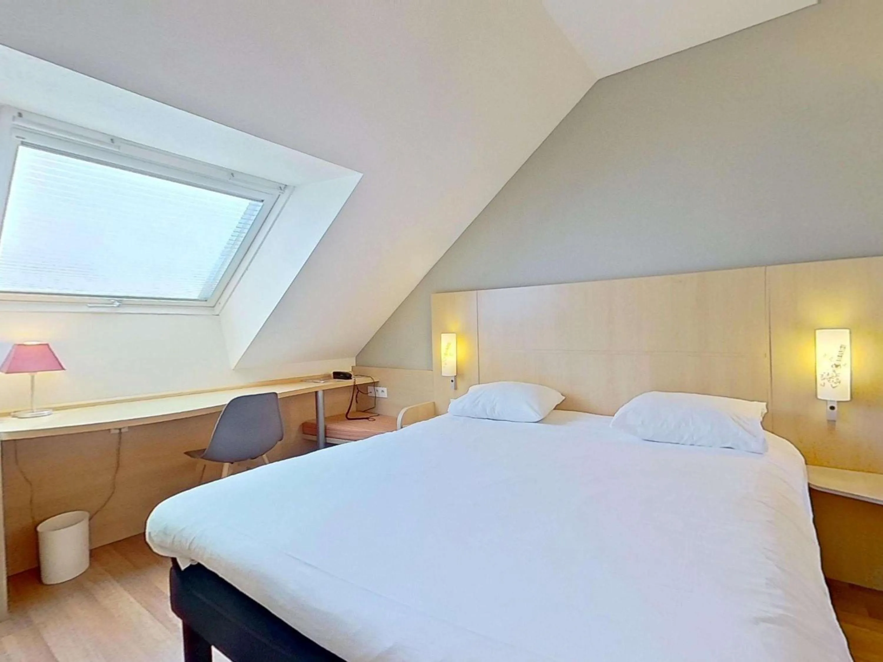 Bedroom, Bed in ibis Vannes