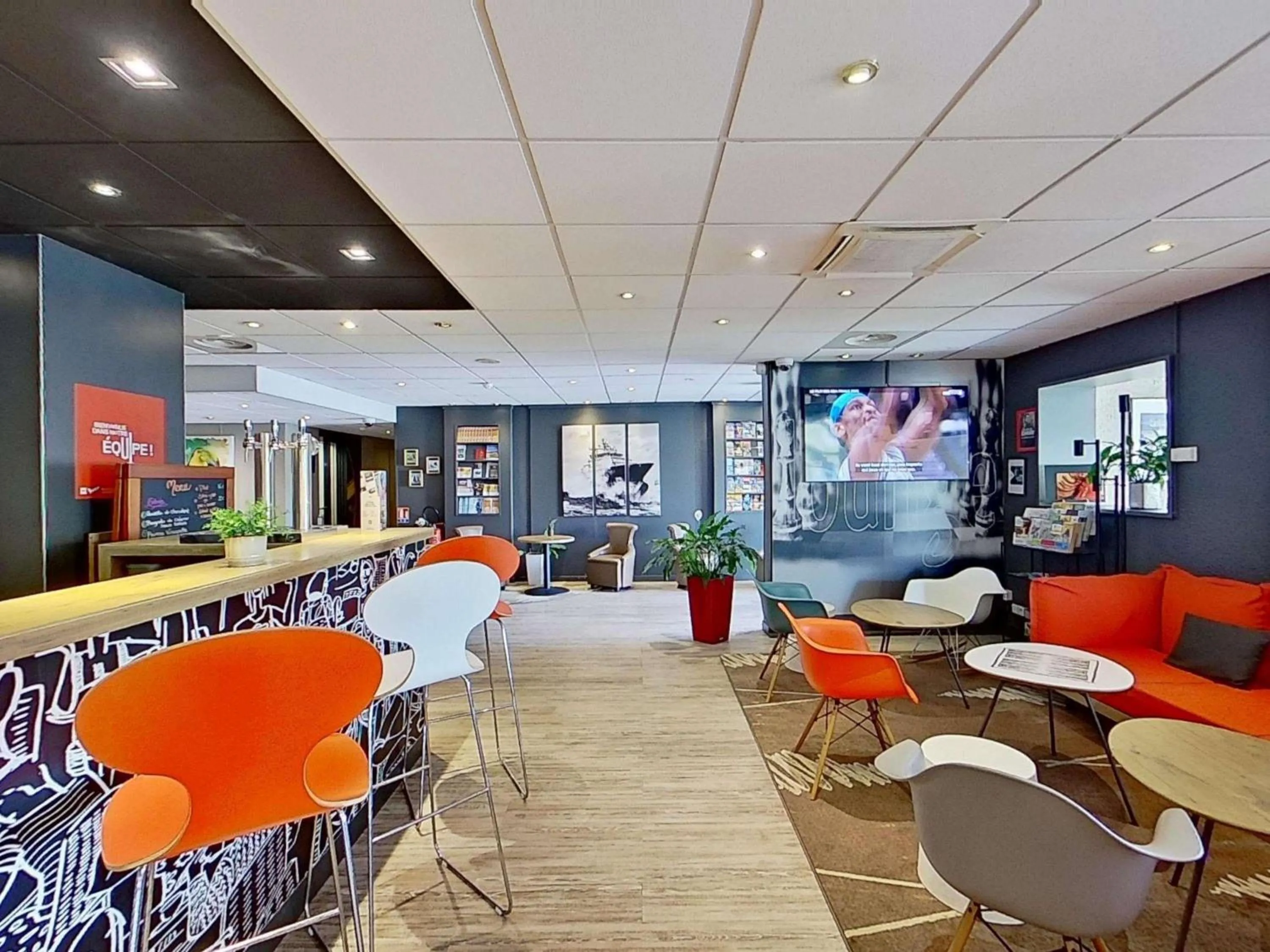 Lounge or bar in ibis Vannes