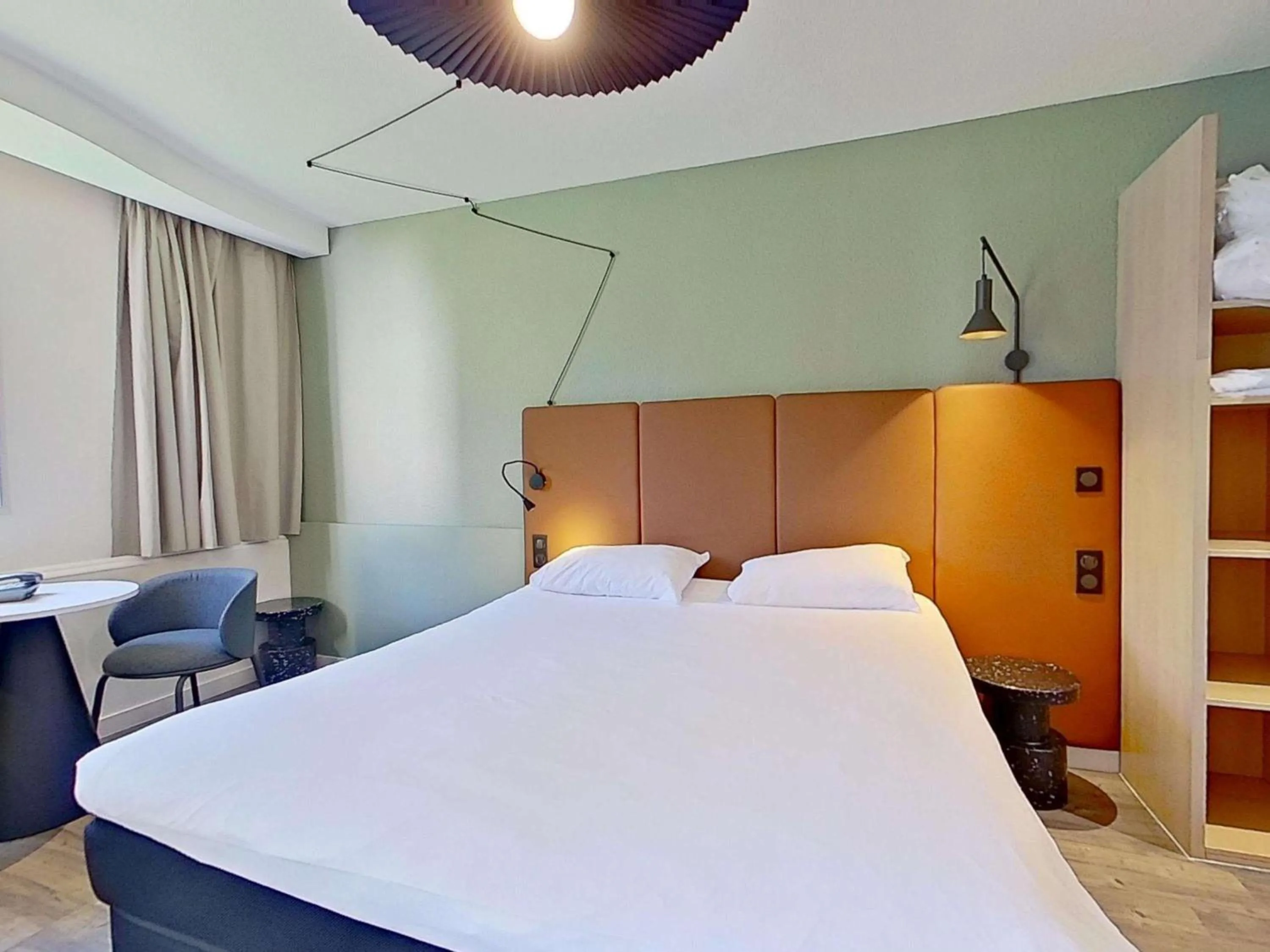 Bedroom, Bed in ibis Vannes