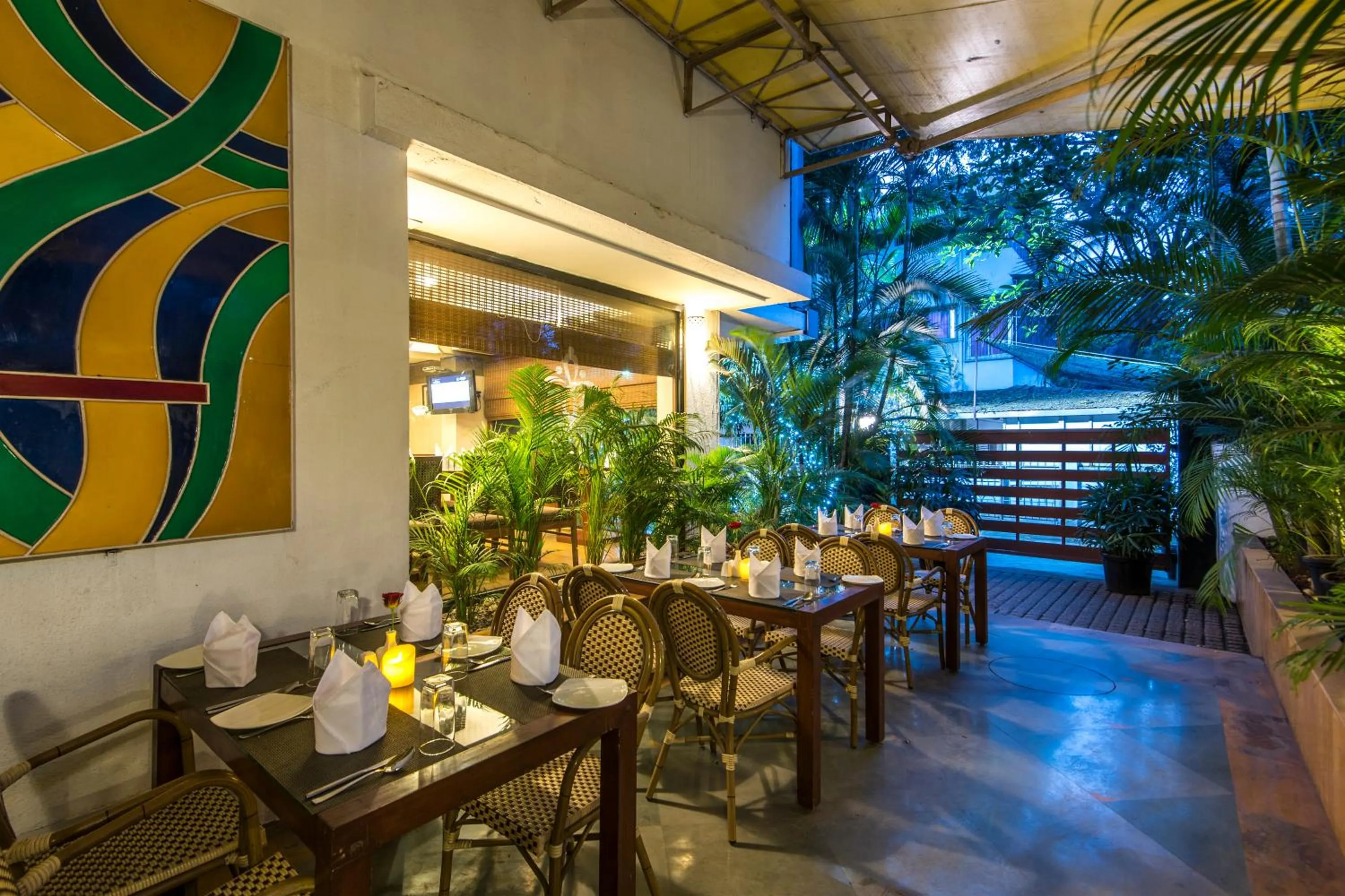 Restaurant/places to eat in Hotel Park Central Koregaon Park