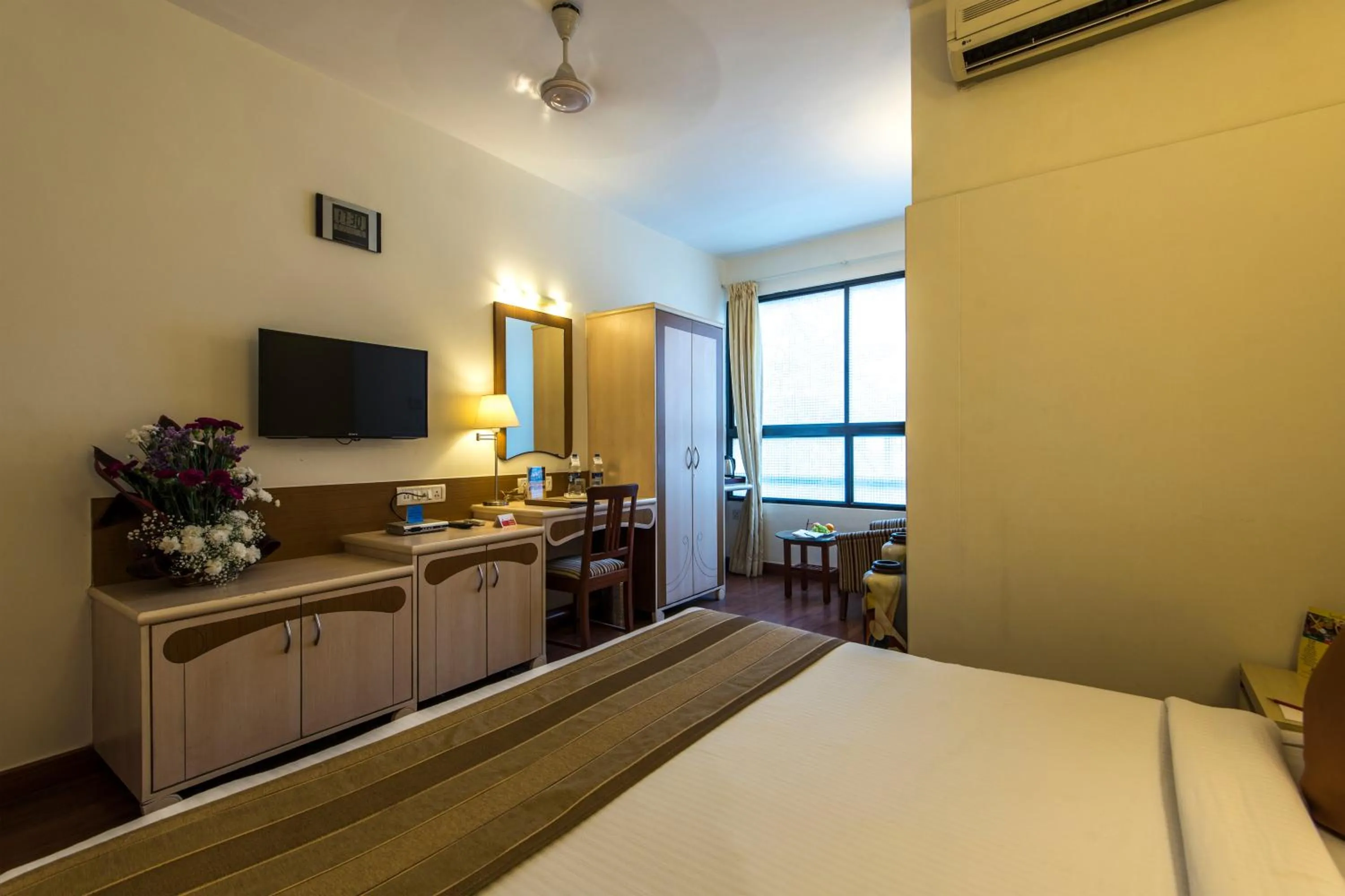 Bed in Hotel Park Central Koregaon Park