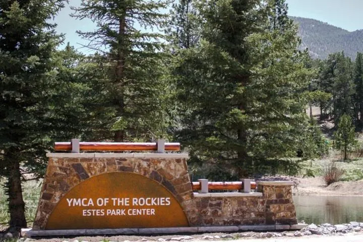 Facade/entrance in YMCA of the Rockies