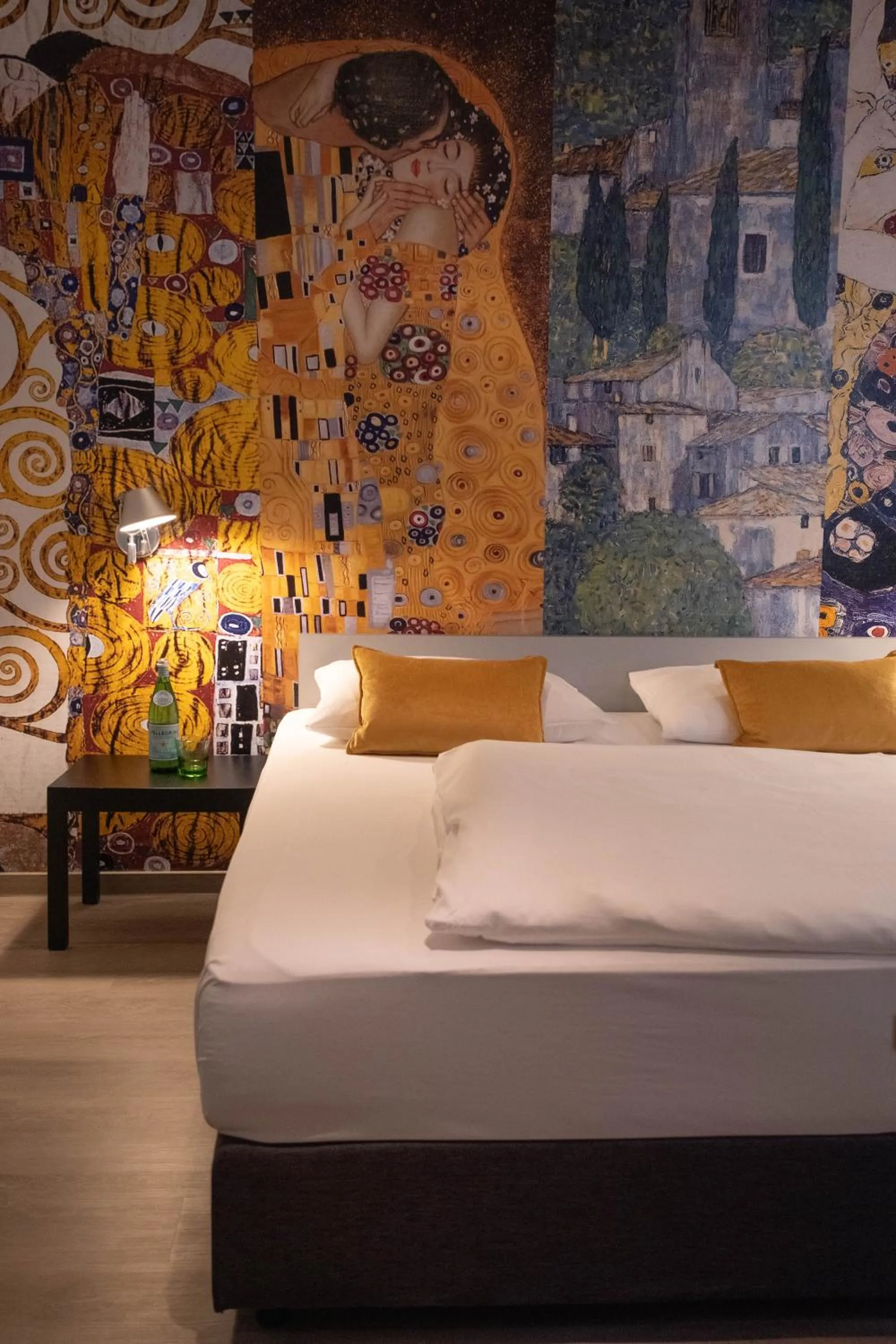 Bed in Hotel Ottheinrich