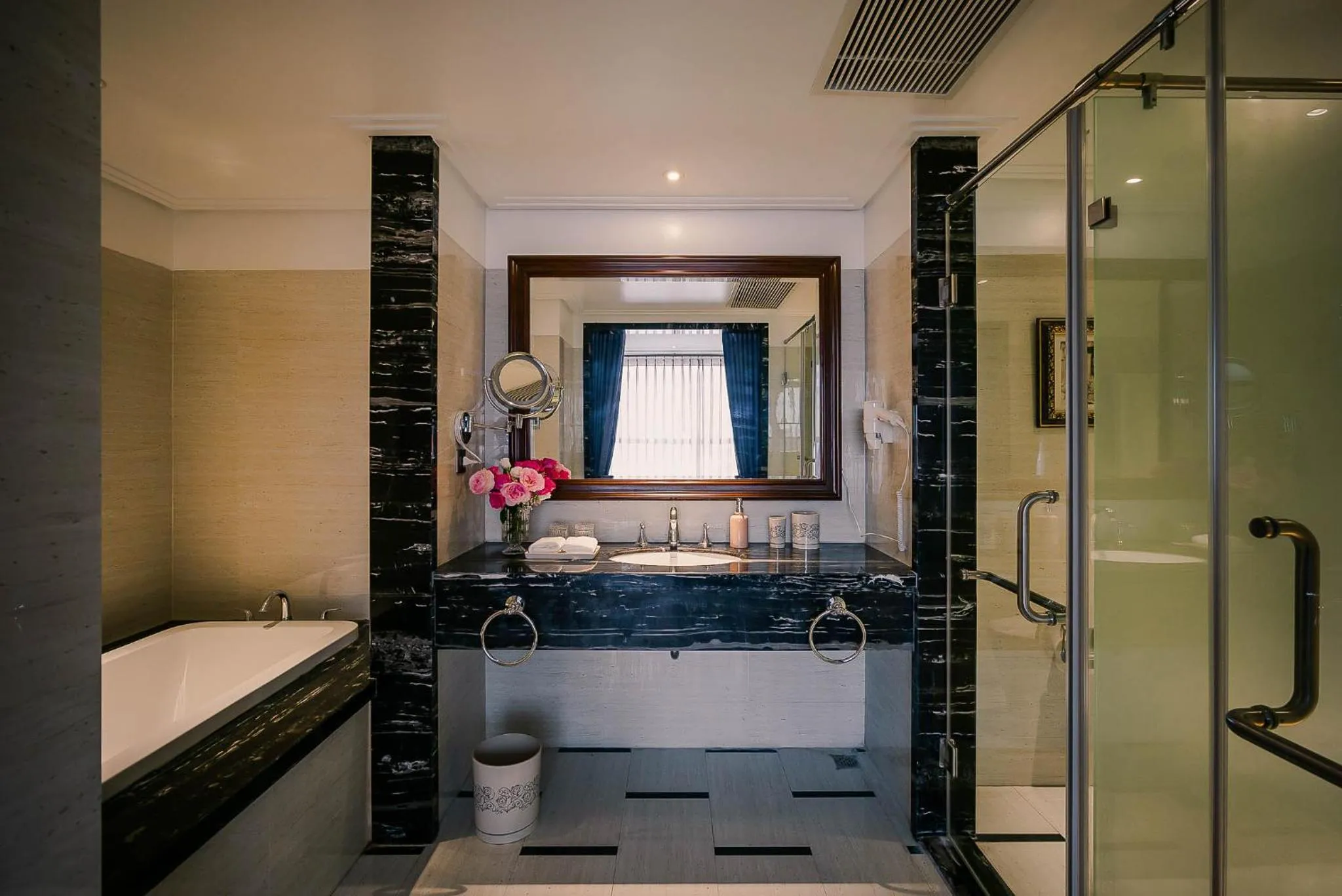 Shower in Le Jardin Hotel Haute Couture