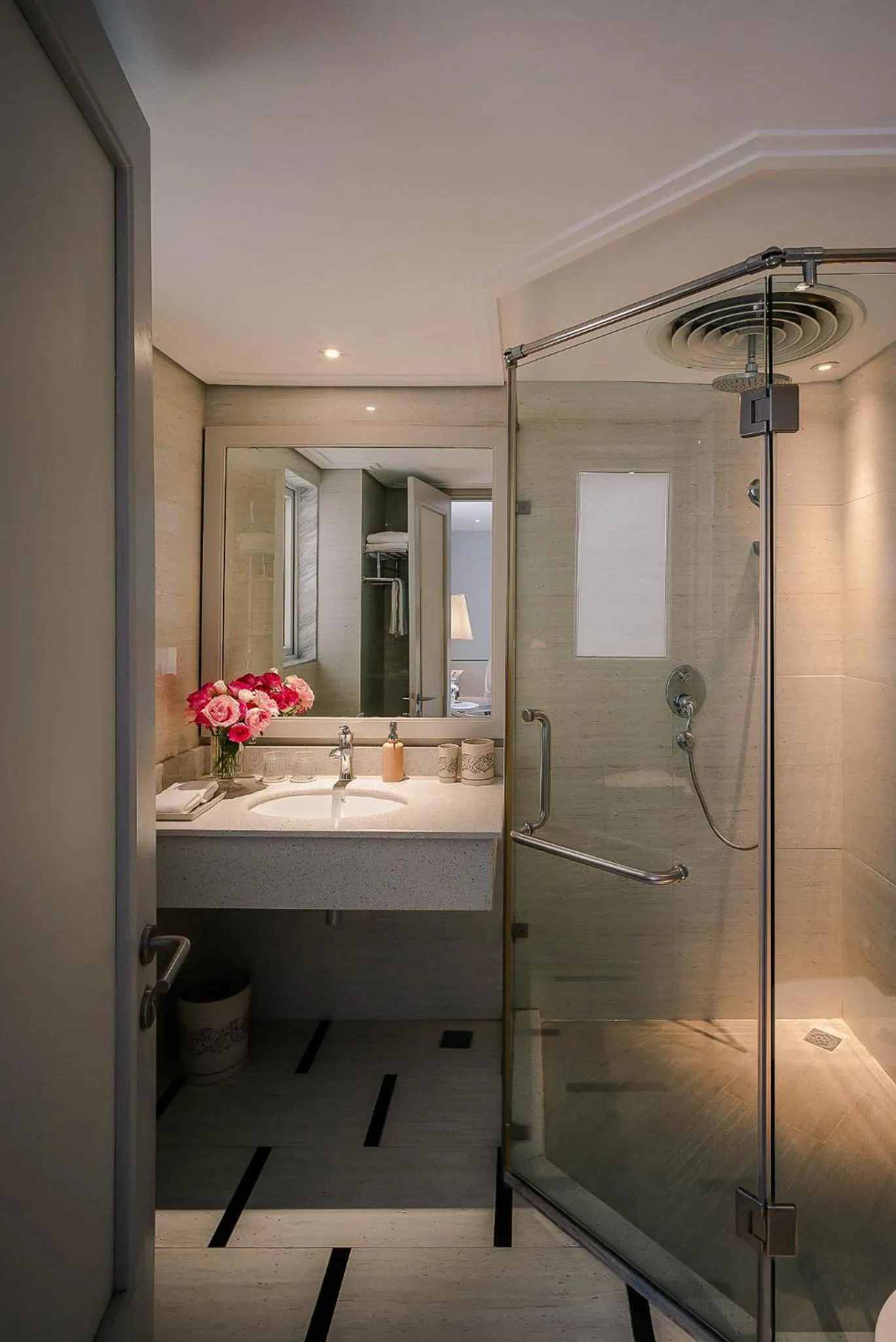 Shower in Le Jardin Hotel Haute Couture