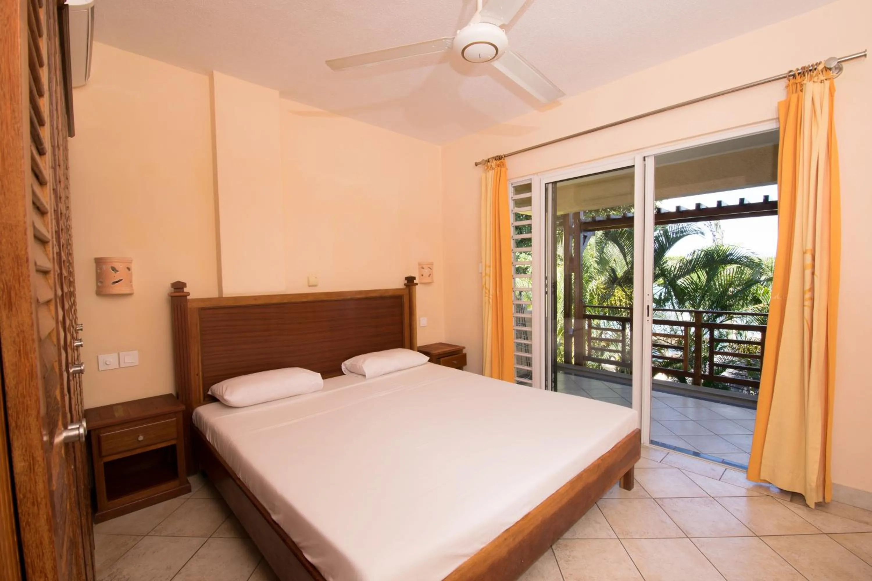 Shower, Bed in Residence Peramal