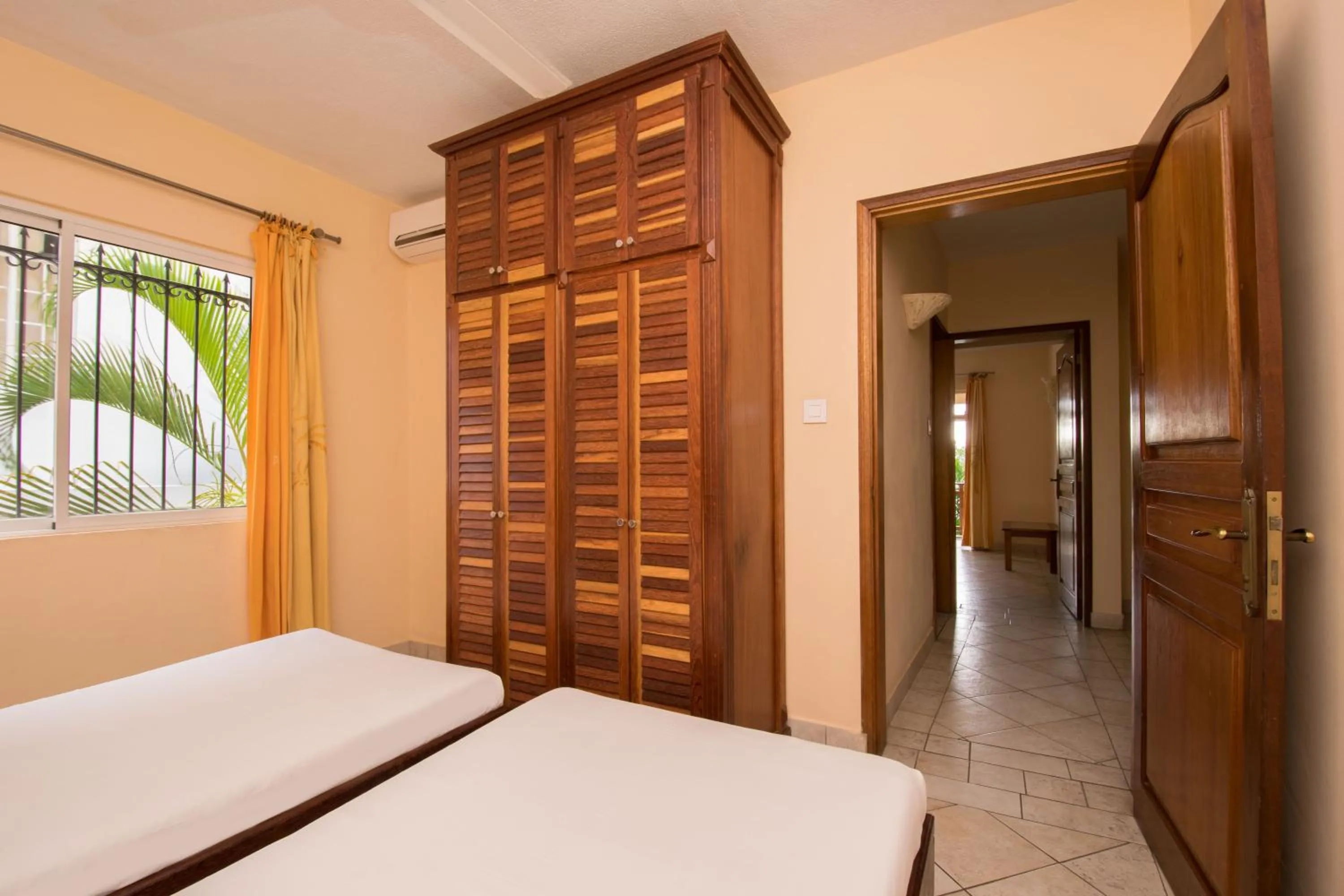 Shower, Bed in Residence Peramal