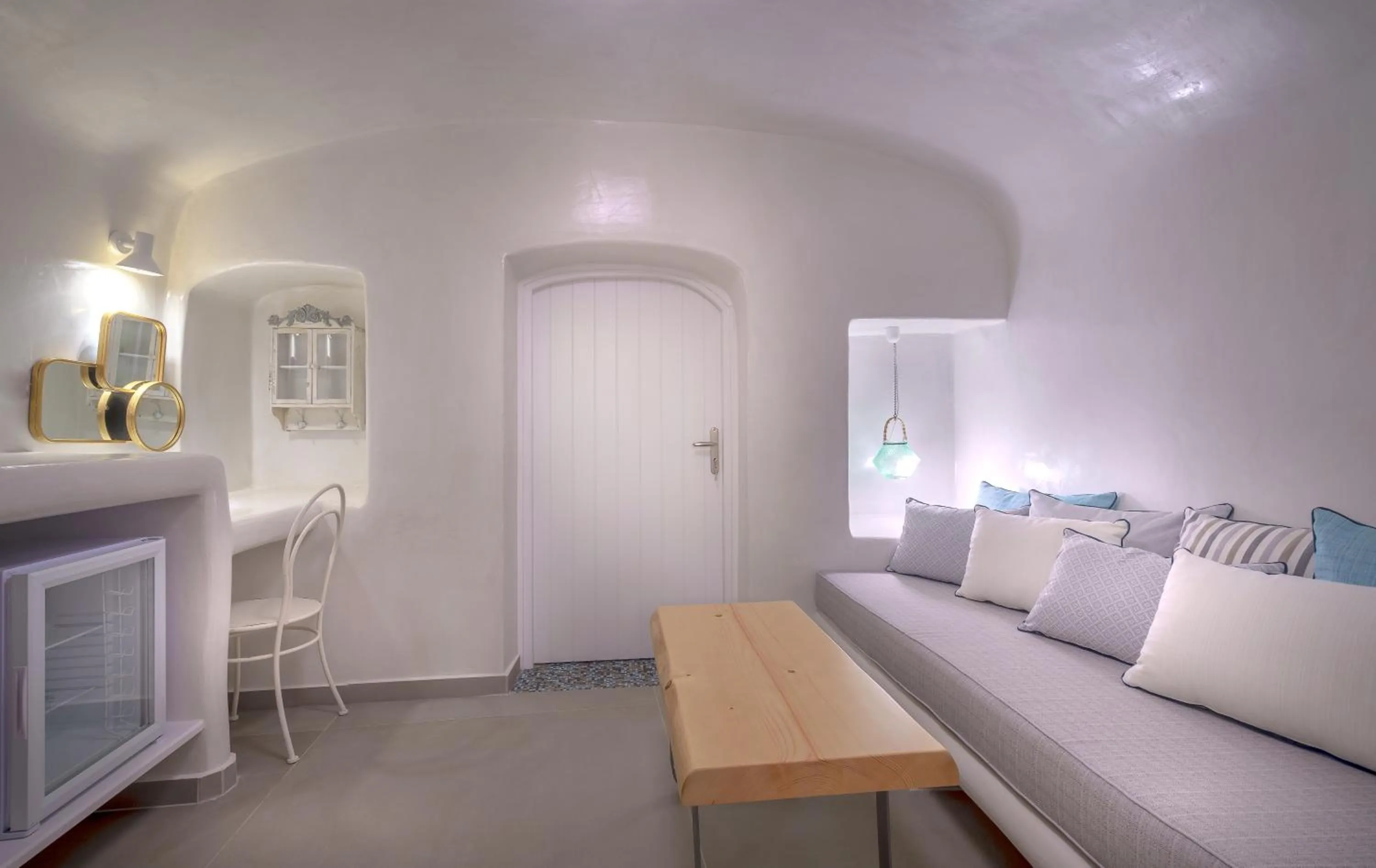 Living room, Bed in Secret Legend Suites