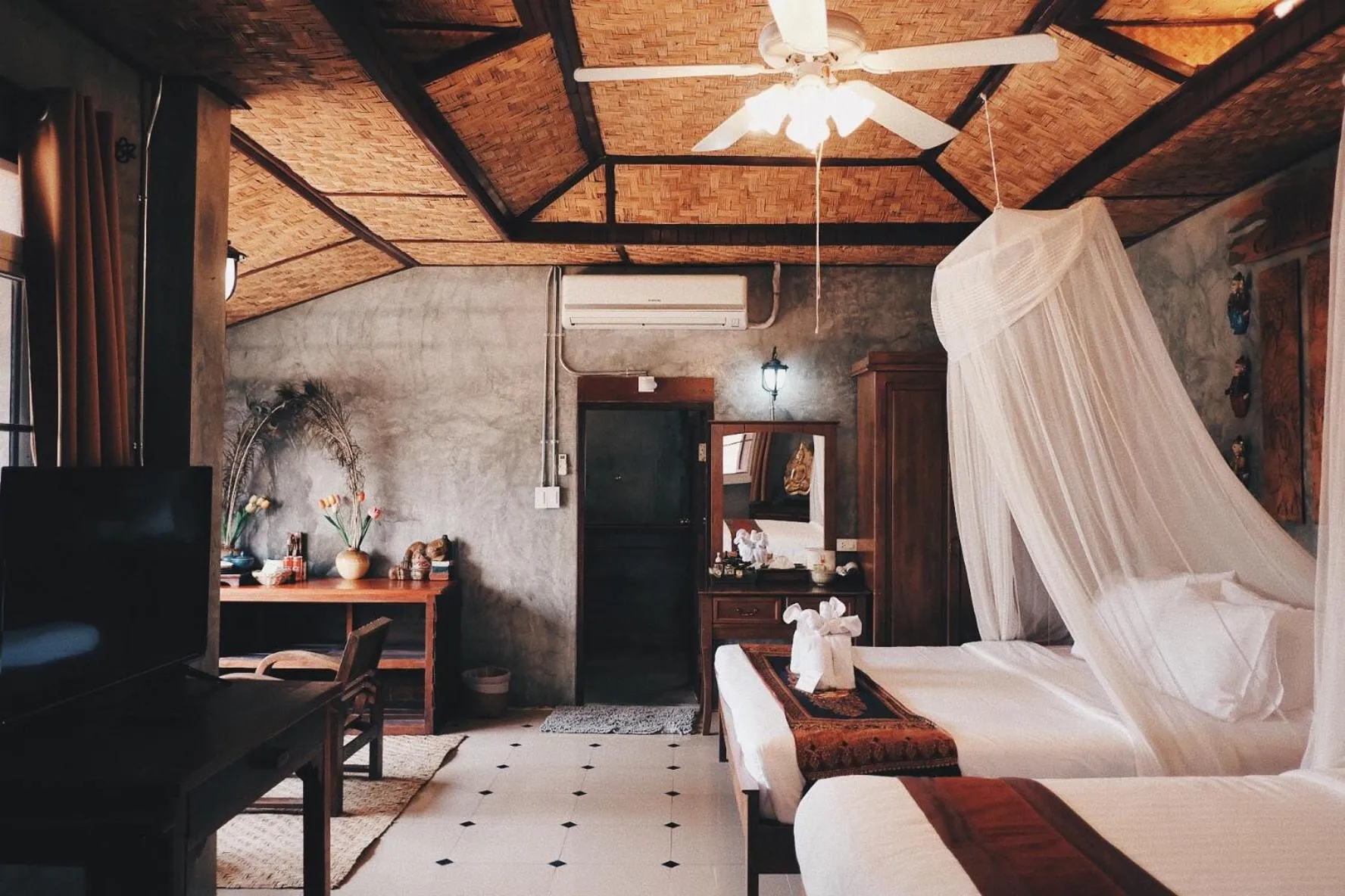 Photo of the whole room, Bed in Buri Gallery House