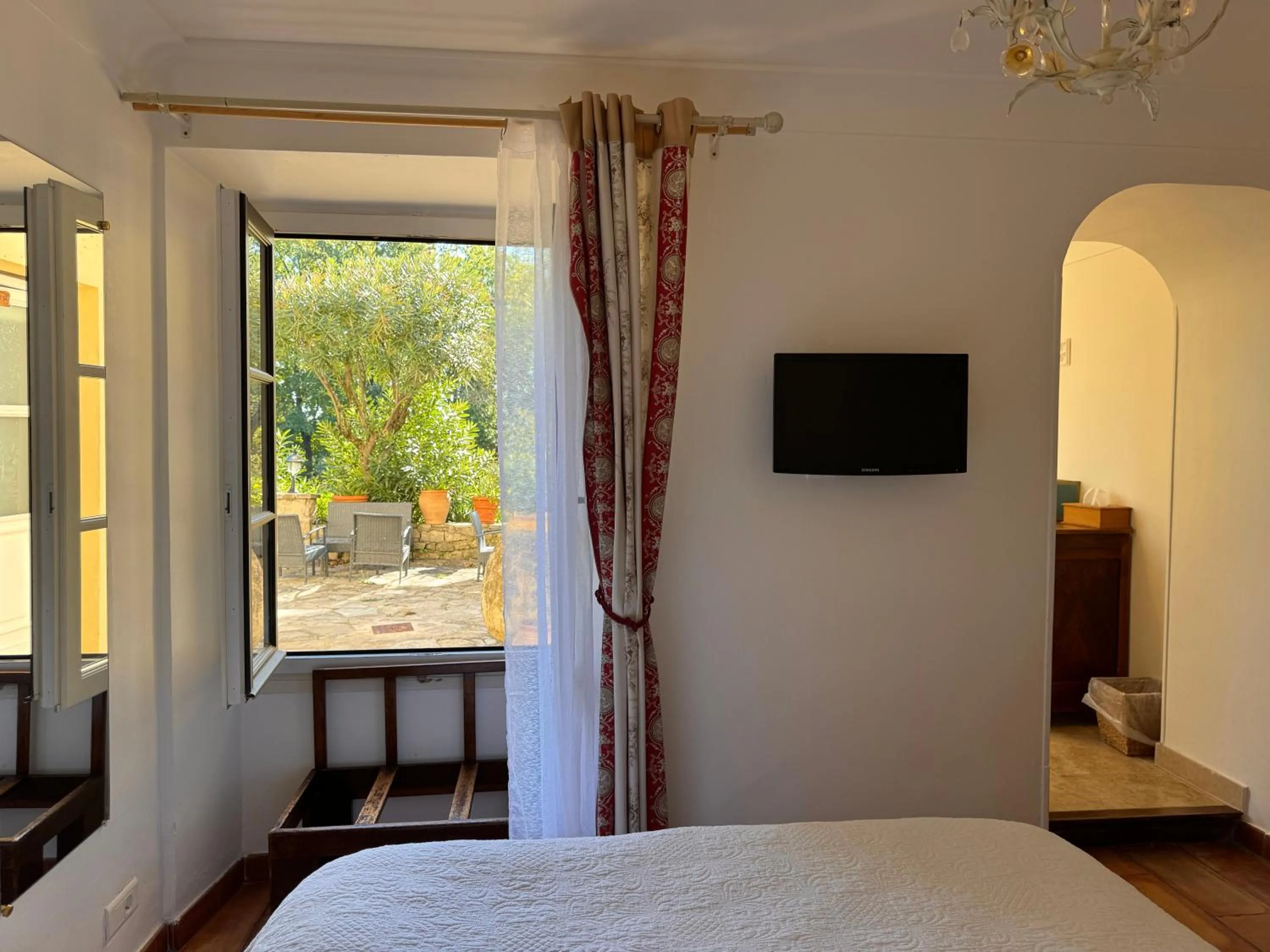 Bed in Hotel-Restaurant Le Moulin De La Camandoule