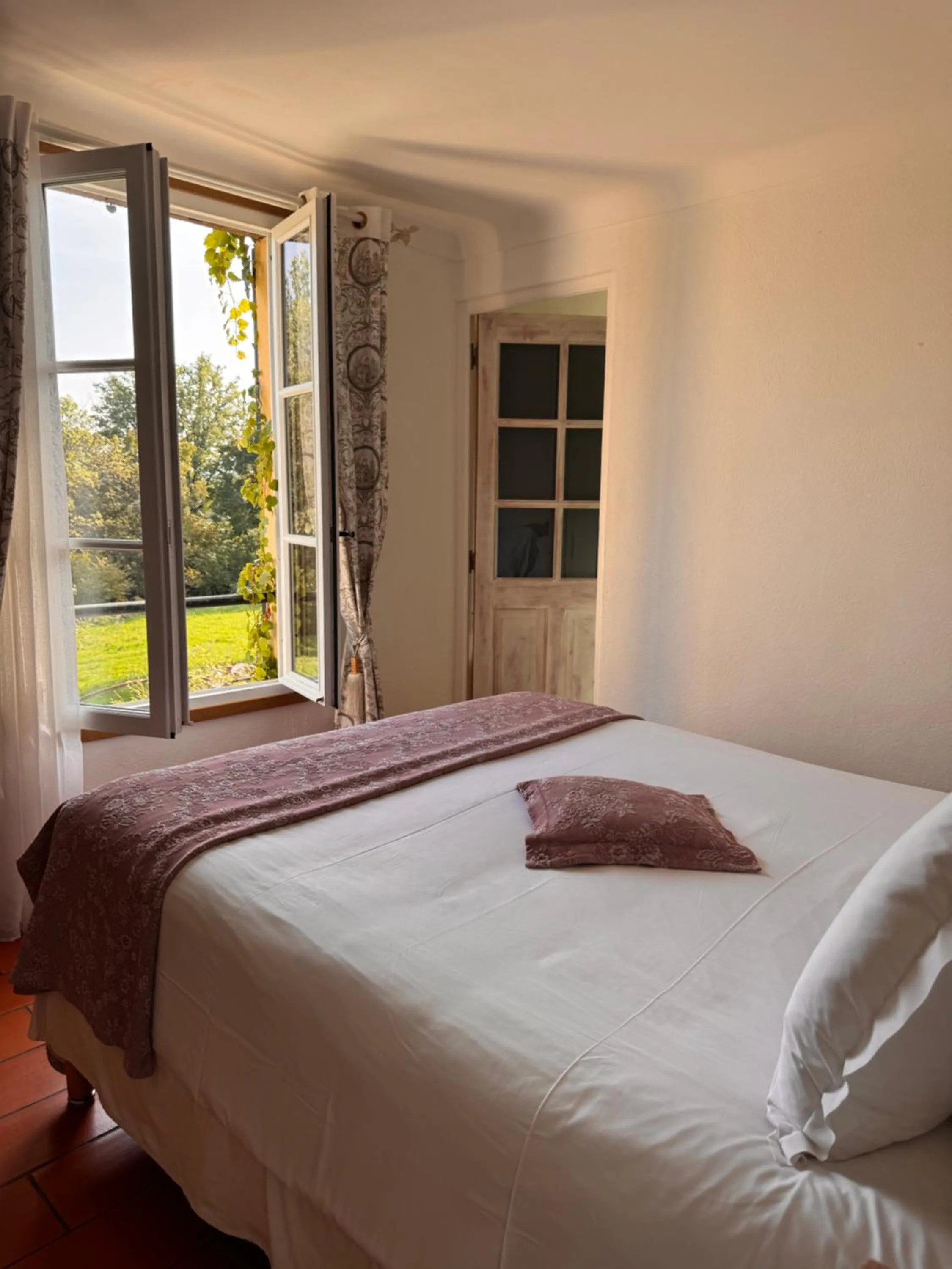 Bed in Hotel-Restaurant Le Moulin De La Camandoule