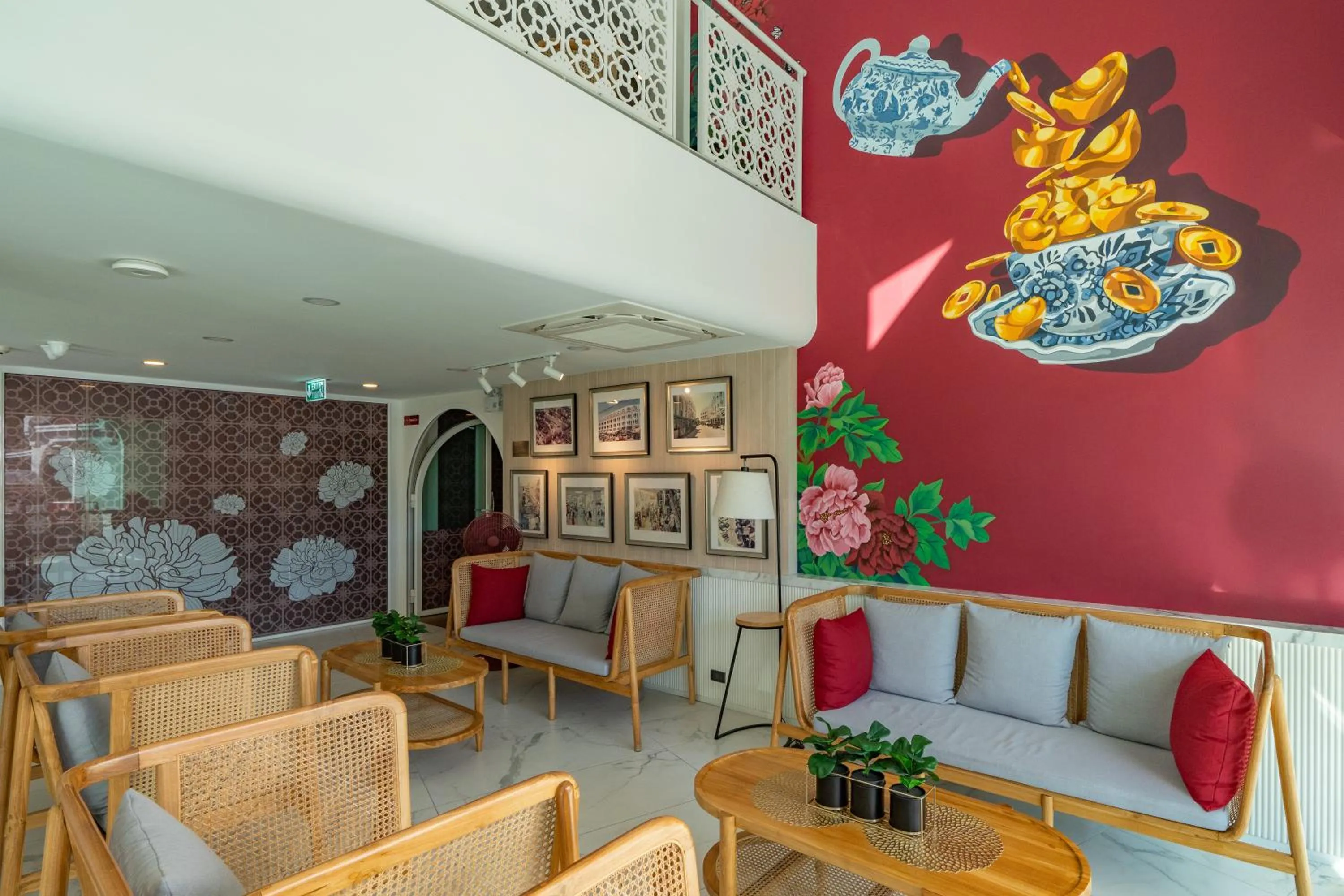 Communal lounge/ TV room in Hotel Midtown Ratsada