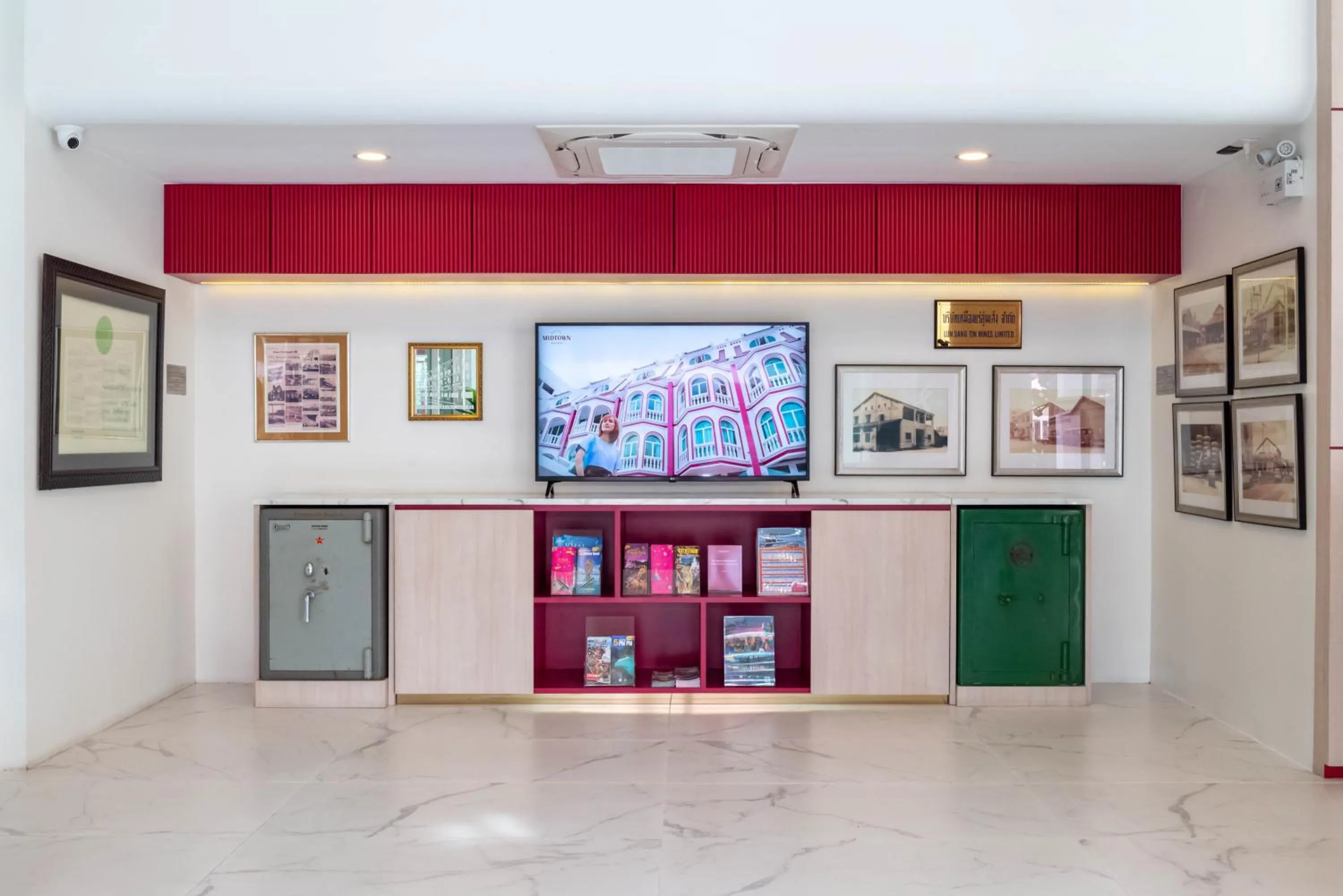 Communal lounge/ TV room in Hotel Midtown Ratsada