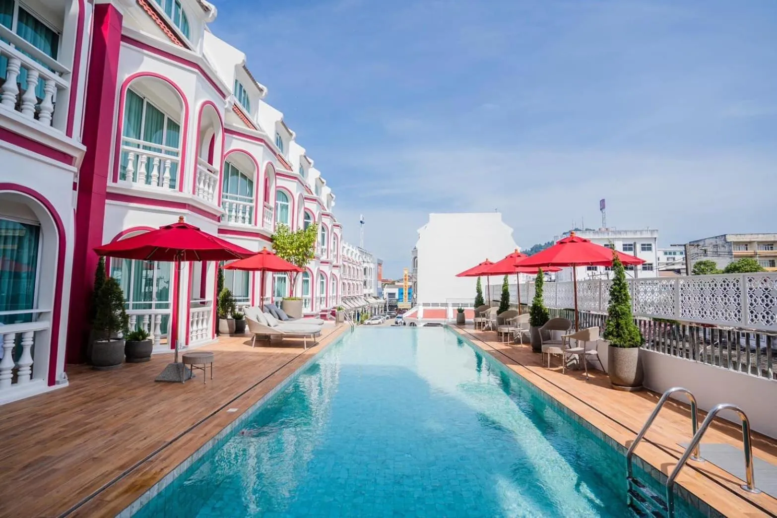 Swimming pool in Hotel Midtown Ratsada