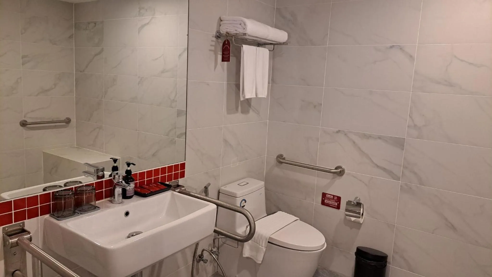 Toilet in Hotel Midtown Ratsada