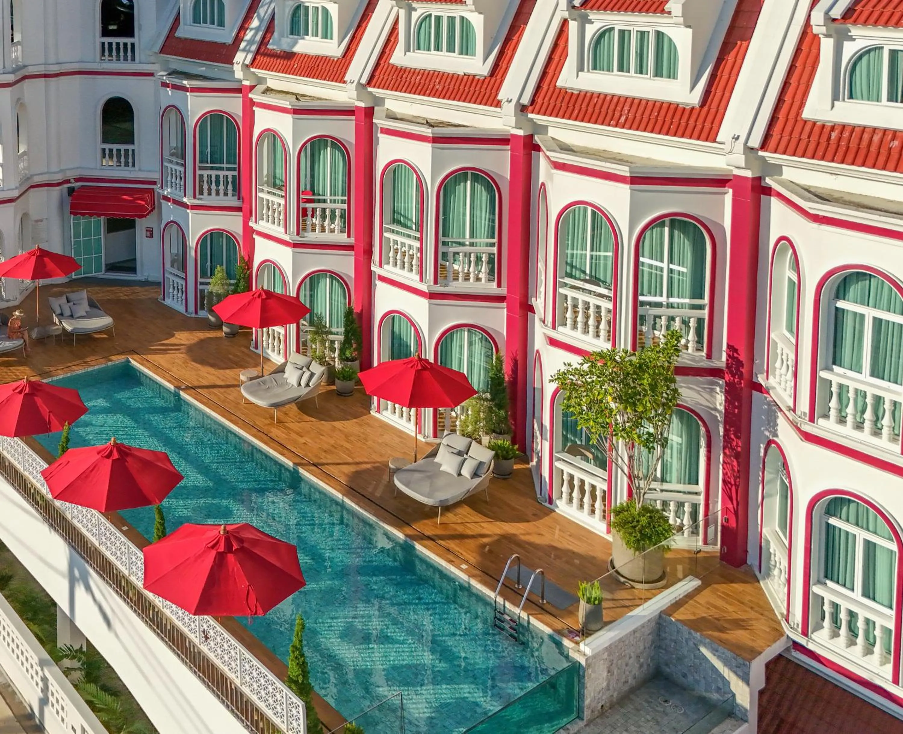 Swimming pool in Hotel Midtown Ratsada