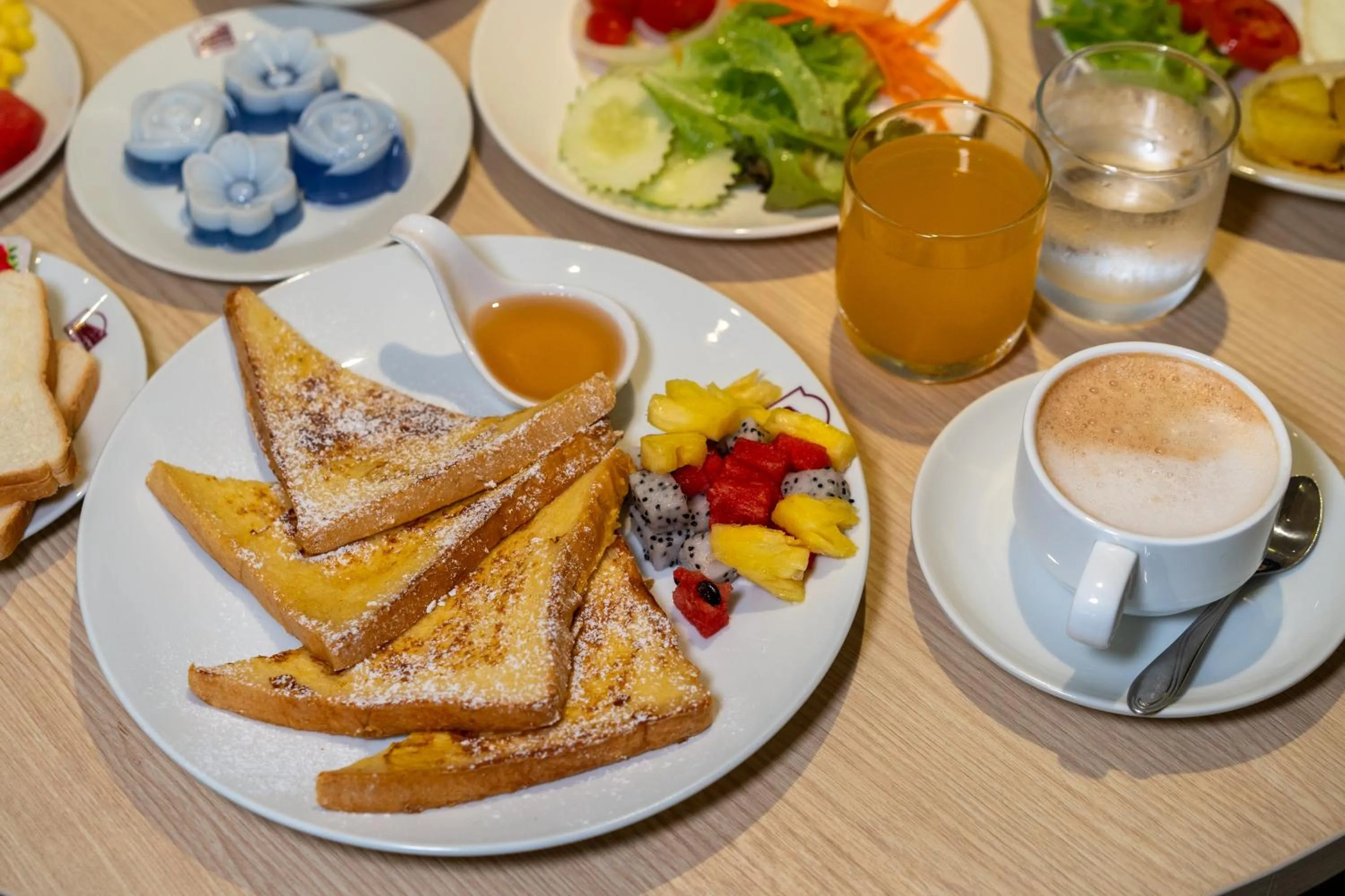 Restaurant/places to eat in Hotel Midtown Ratsada