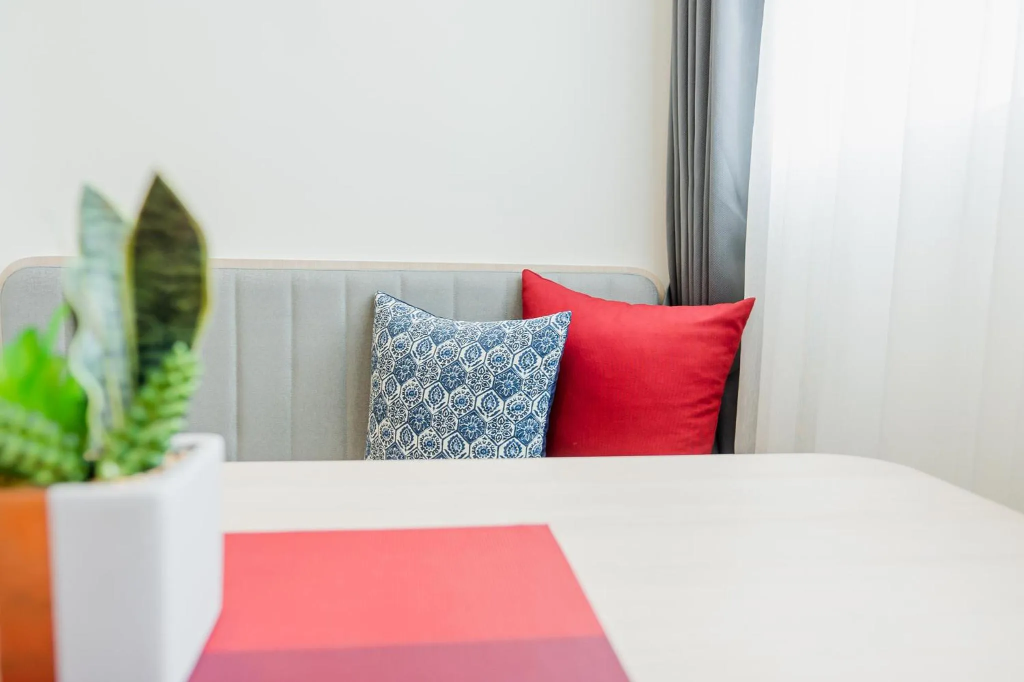 Living room, Bed in Hotel Midtown Ratsada