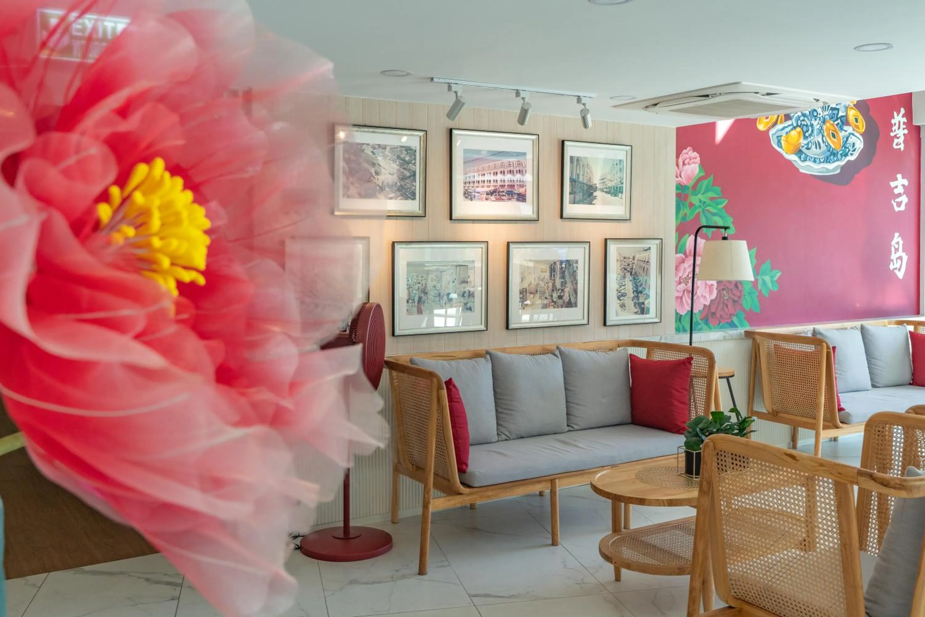 Communal lounge/ TV room in Hotel Midtown Ratsada