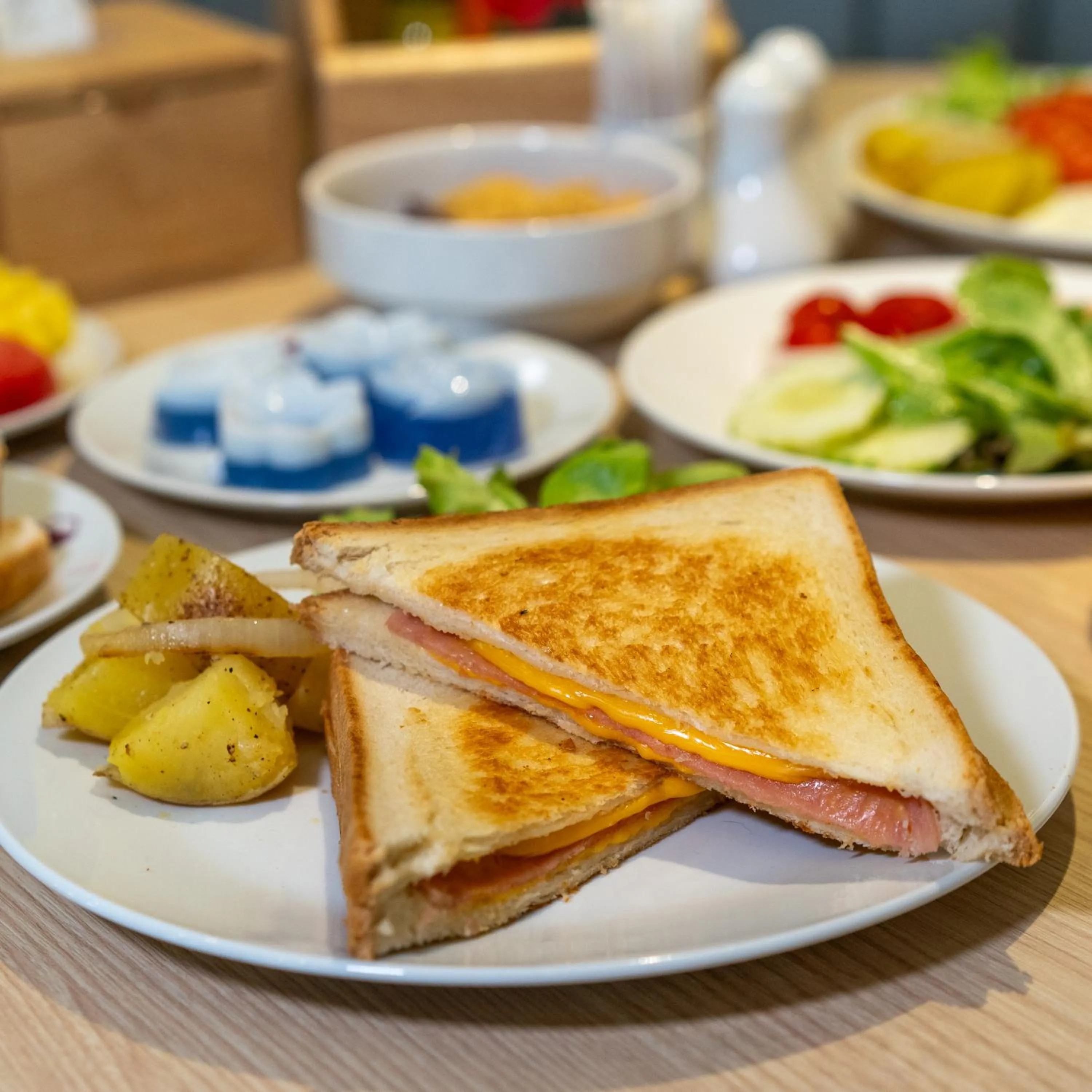 Restaurant/places to eat in Hotel Midtown Ratsada