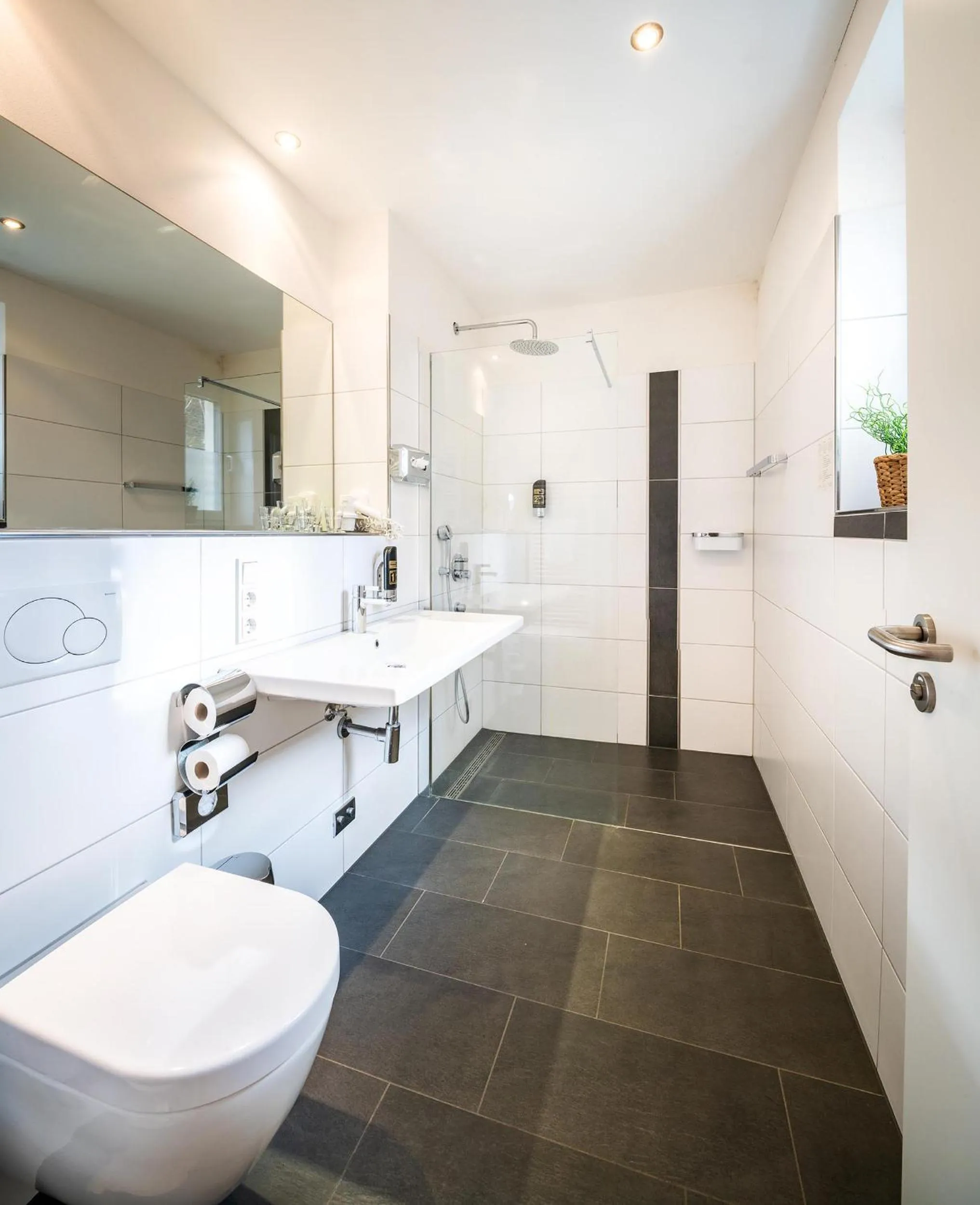 Shower in Schroeders Stadtwaldhotel