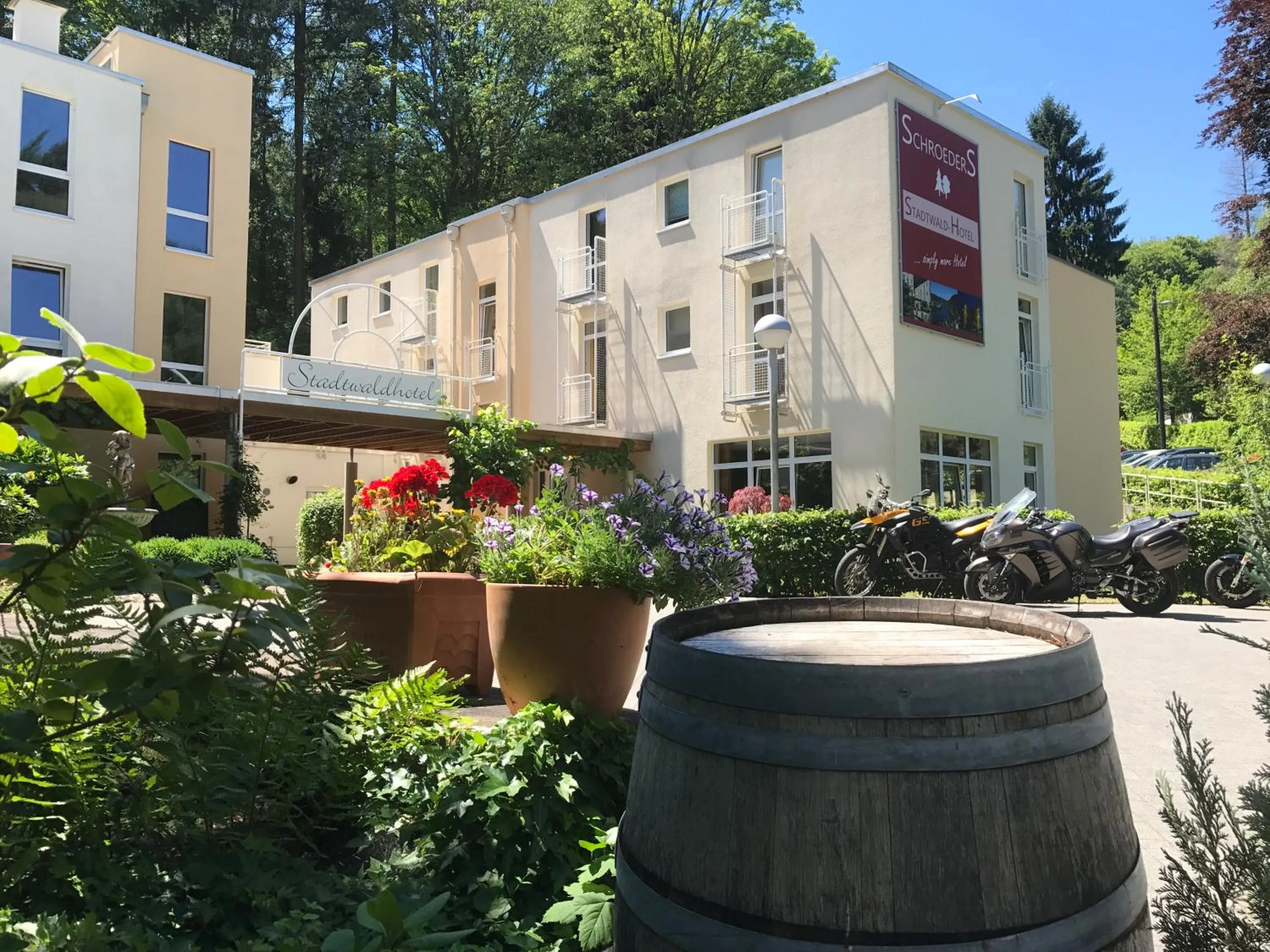 Facade/entrance in Schroeders Stadtwaldhotel