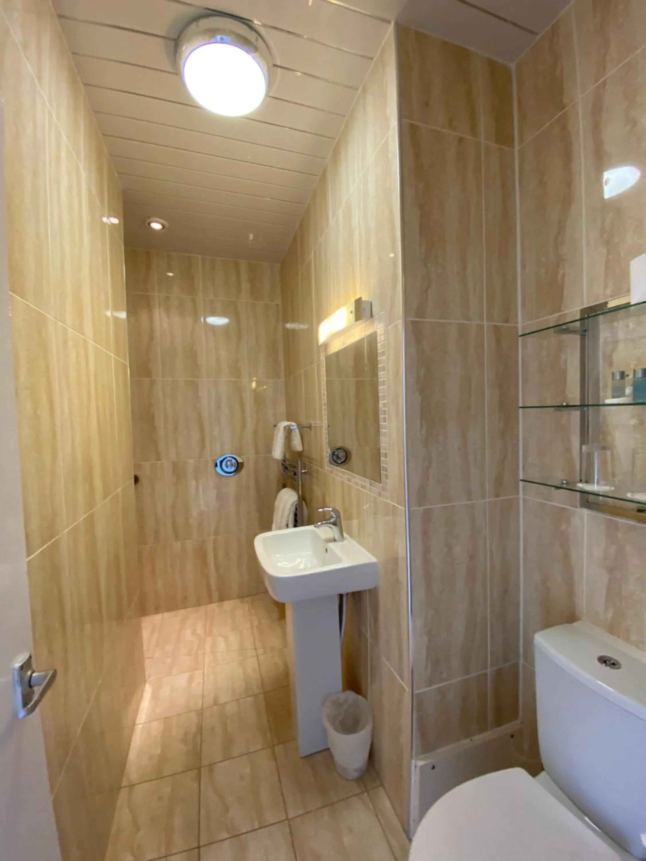 Shower in Bedford Hotel