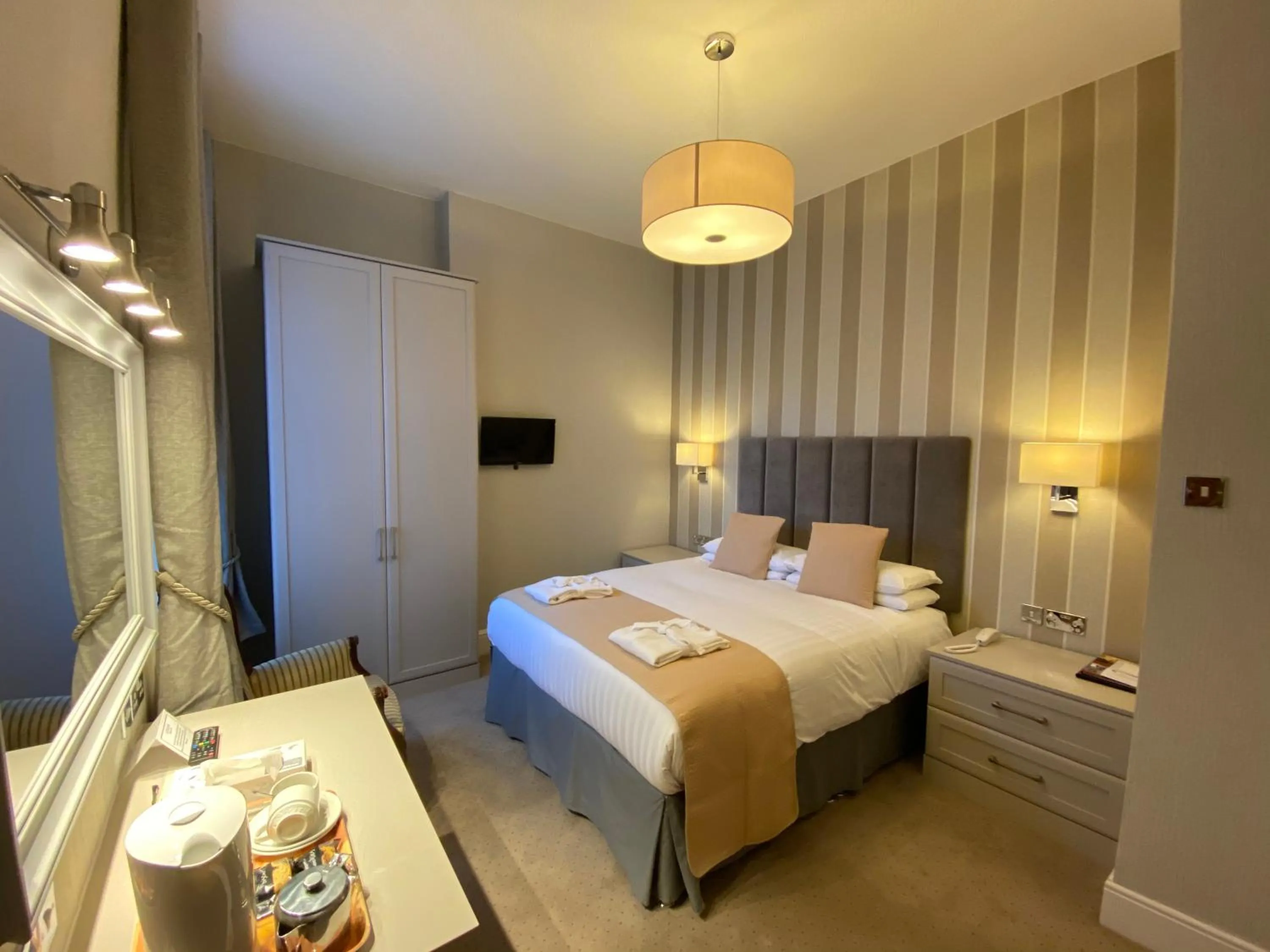 Bedroom, Bed in Bedford Hotel