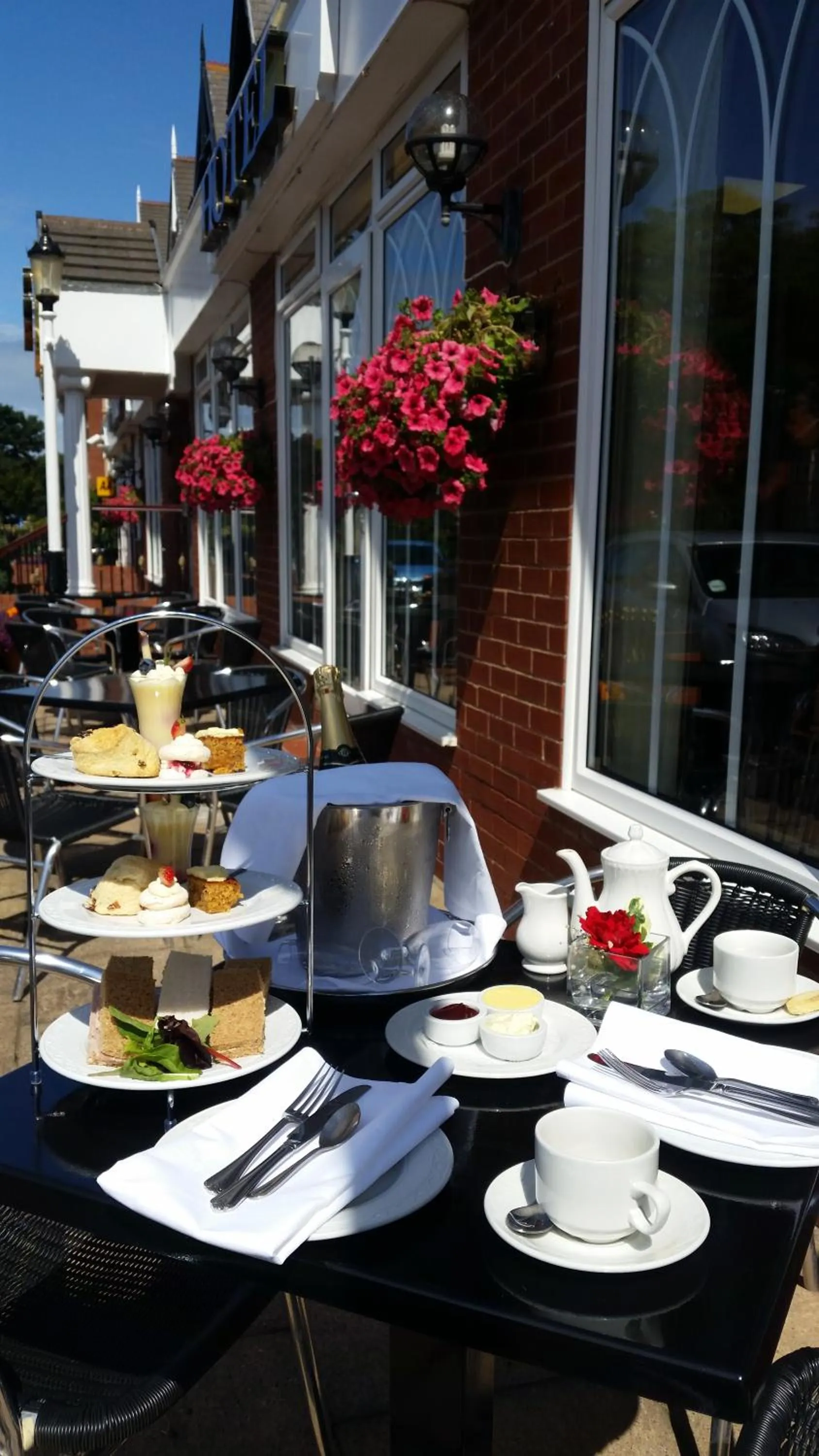 Restaurant/places to eat in Bedford Hotel