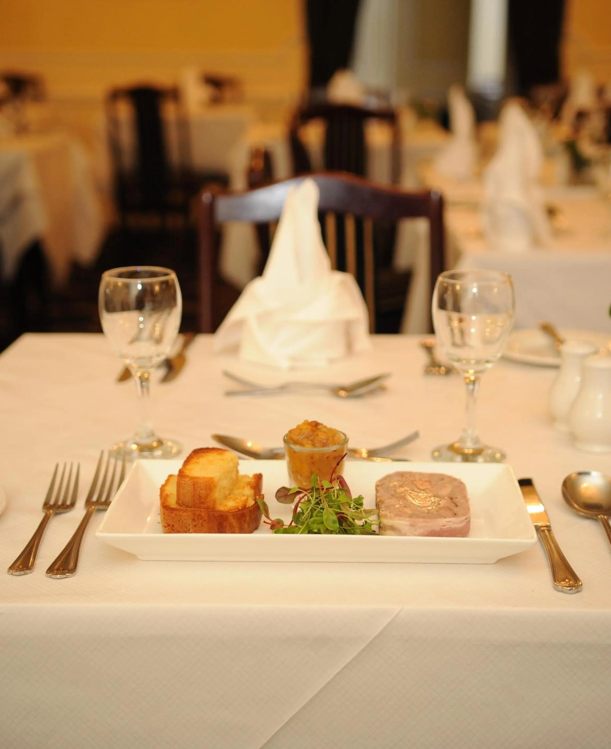 Restaurant/places to eat in Bedford Hotel