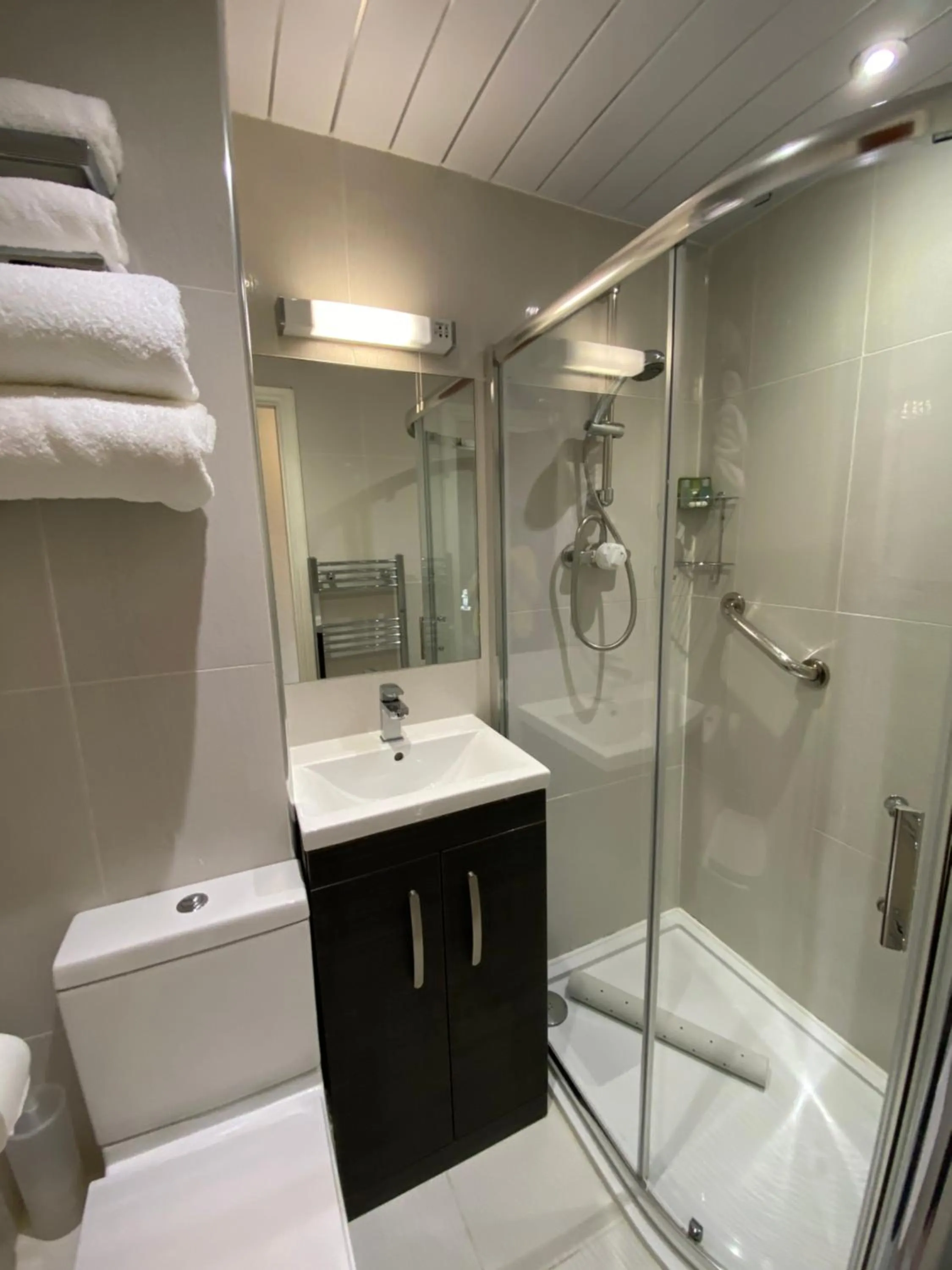 Shower in Bedford Hotel