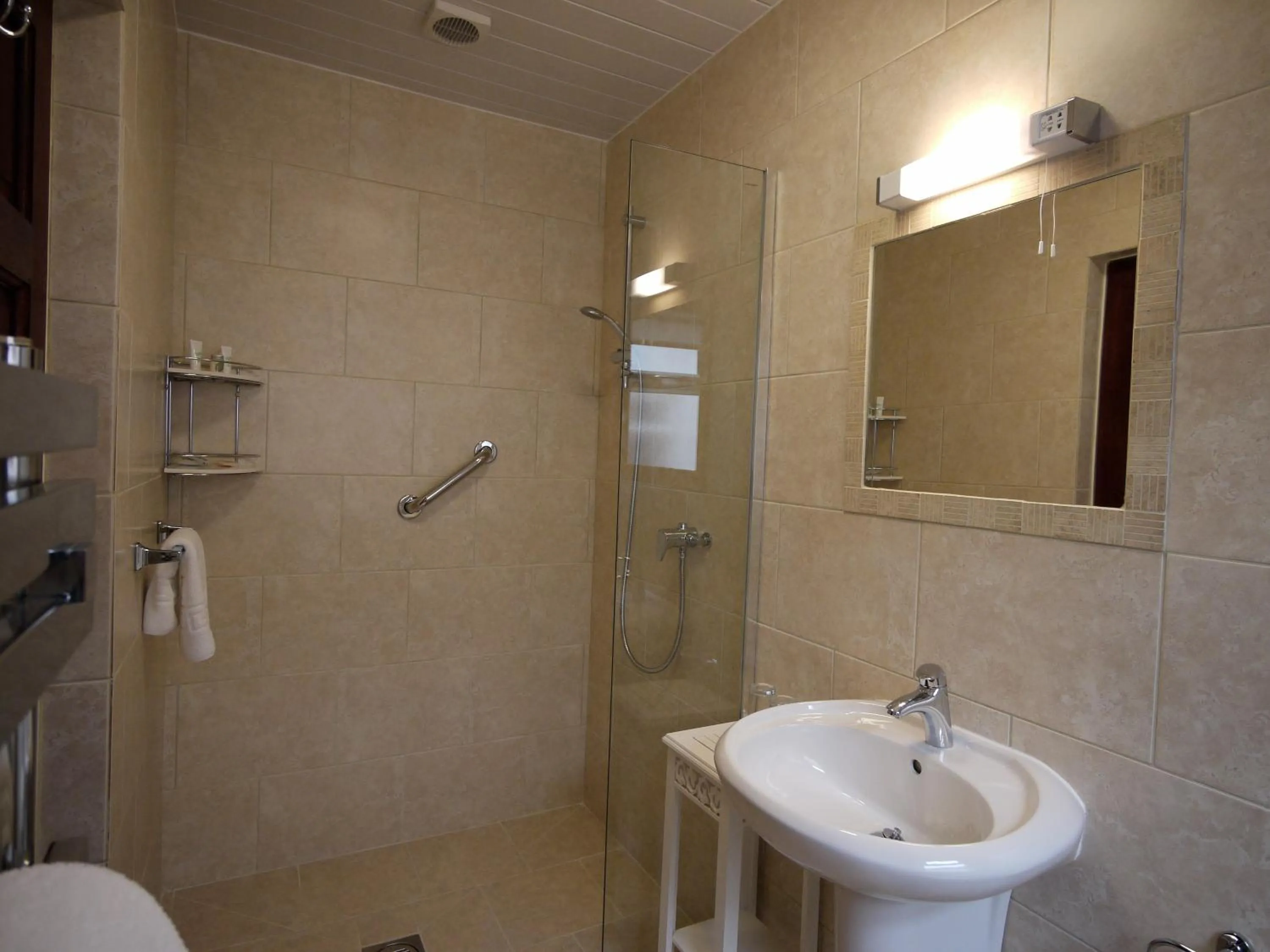 Bathroom in Bedford Hotel