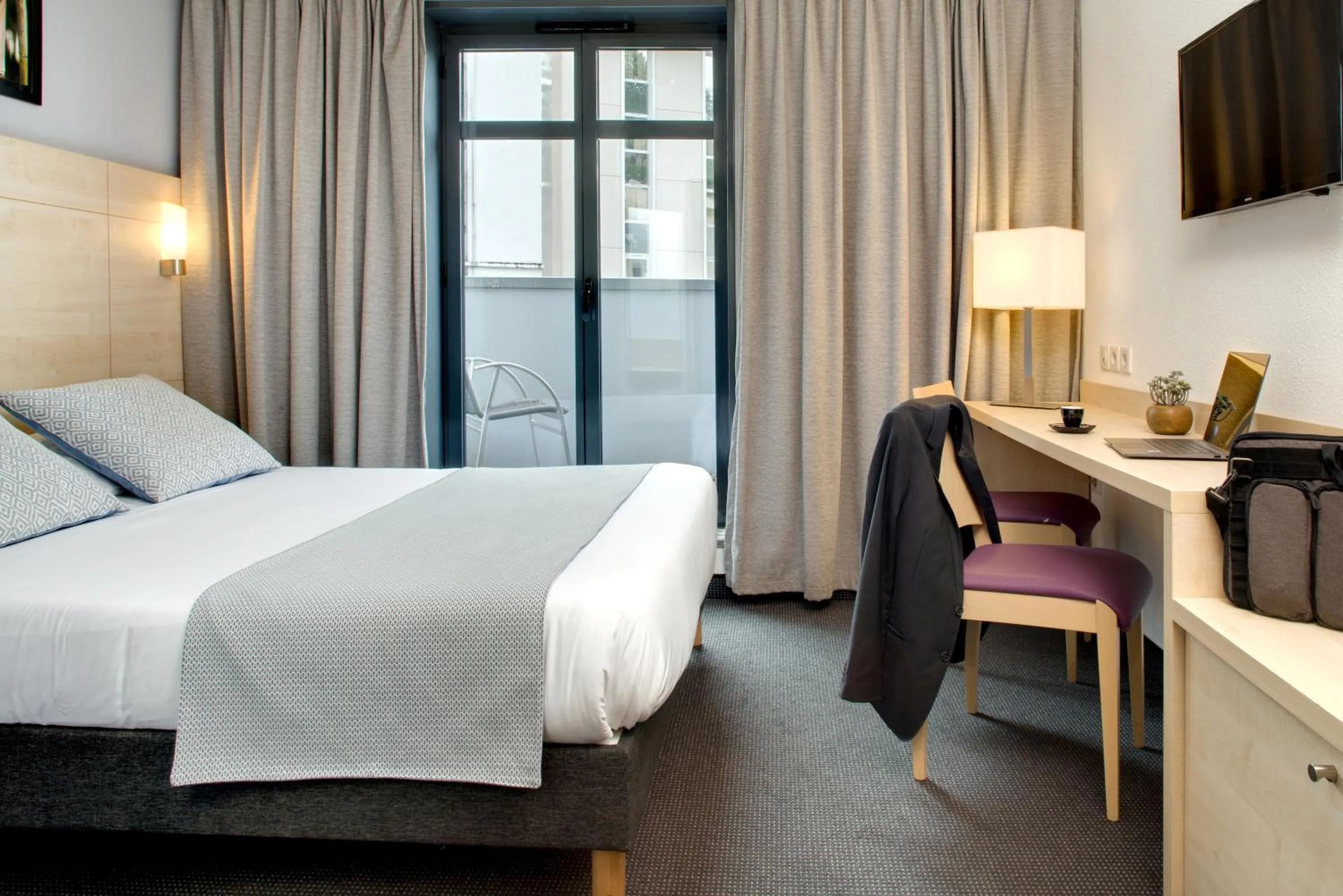 Photo of the whole room, Bed in Hôtel Padoue