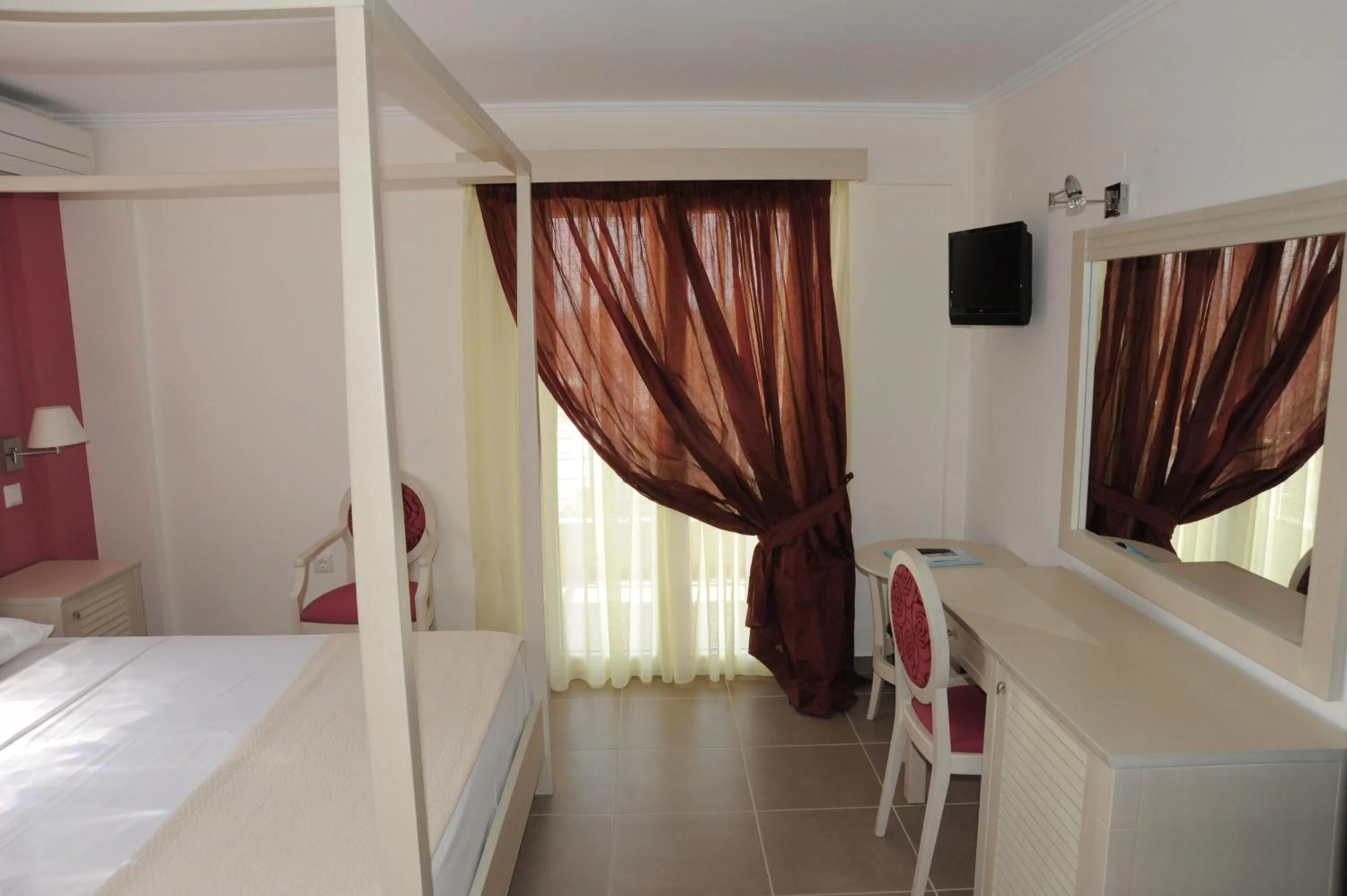 Photo of the whole room, Bed in Ammos Bay