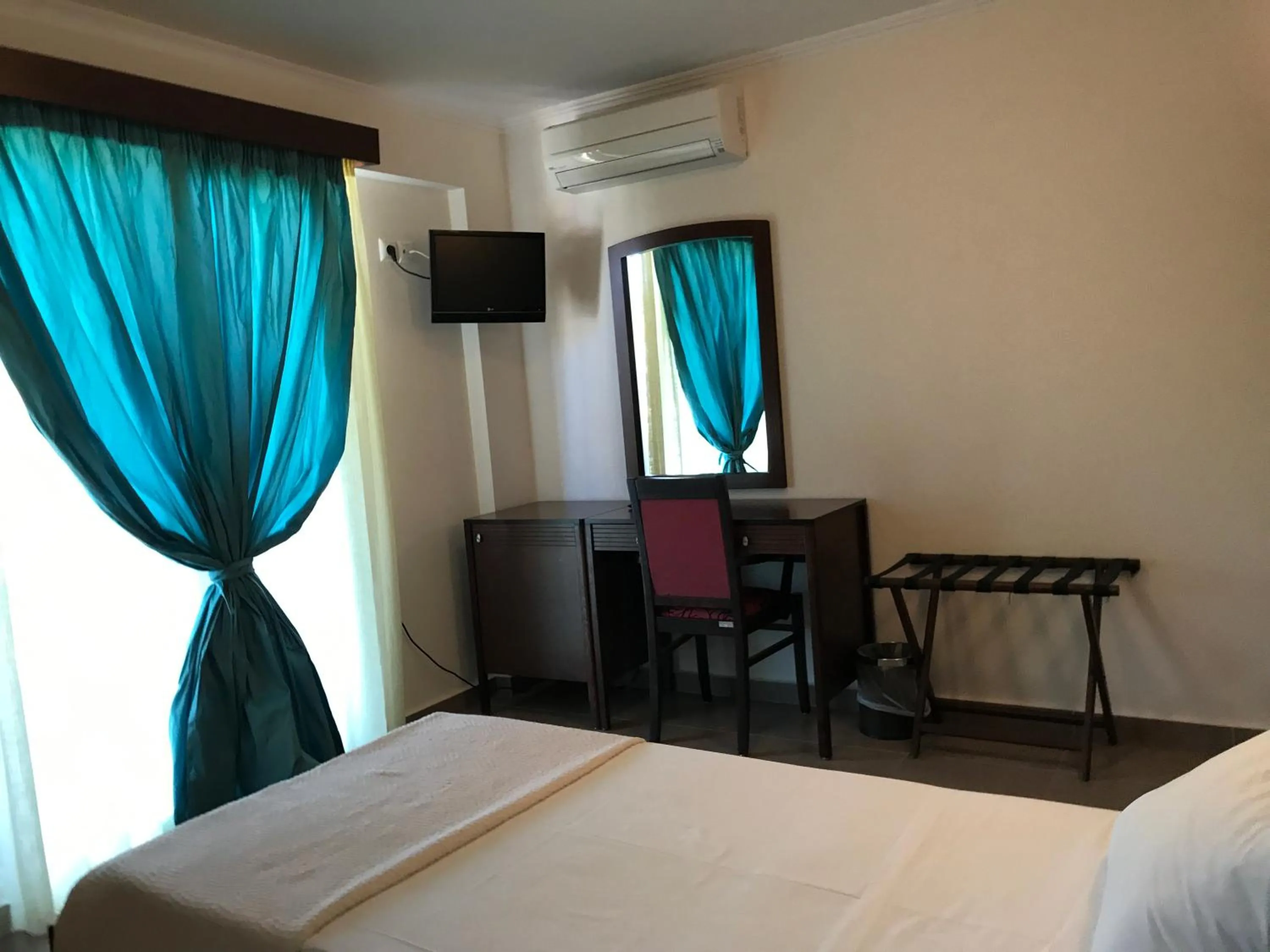 Photo of the whole room, Bed in Ammos Bay