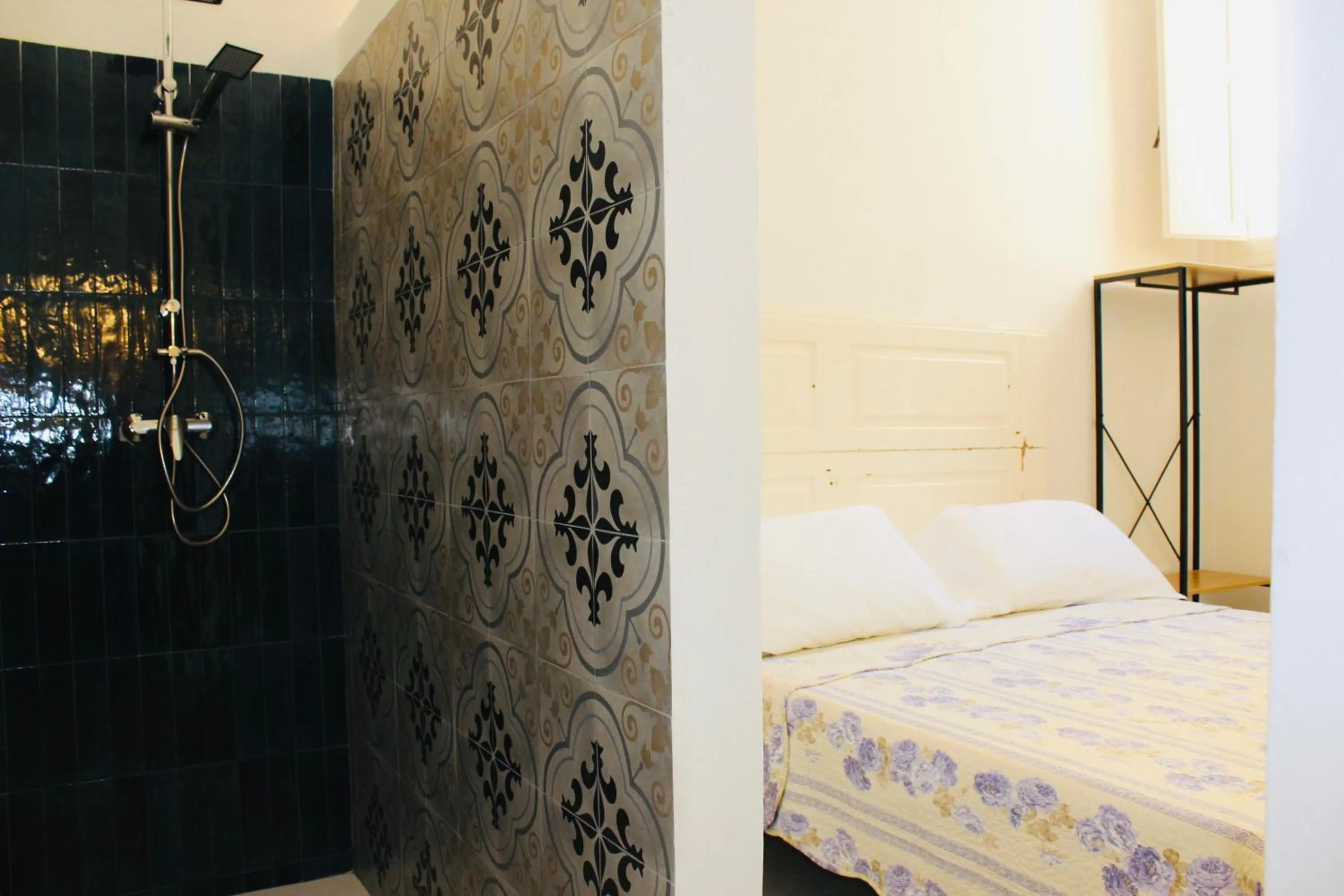 Shower, Bed in B&B Dimora San Vincenzo