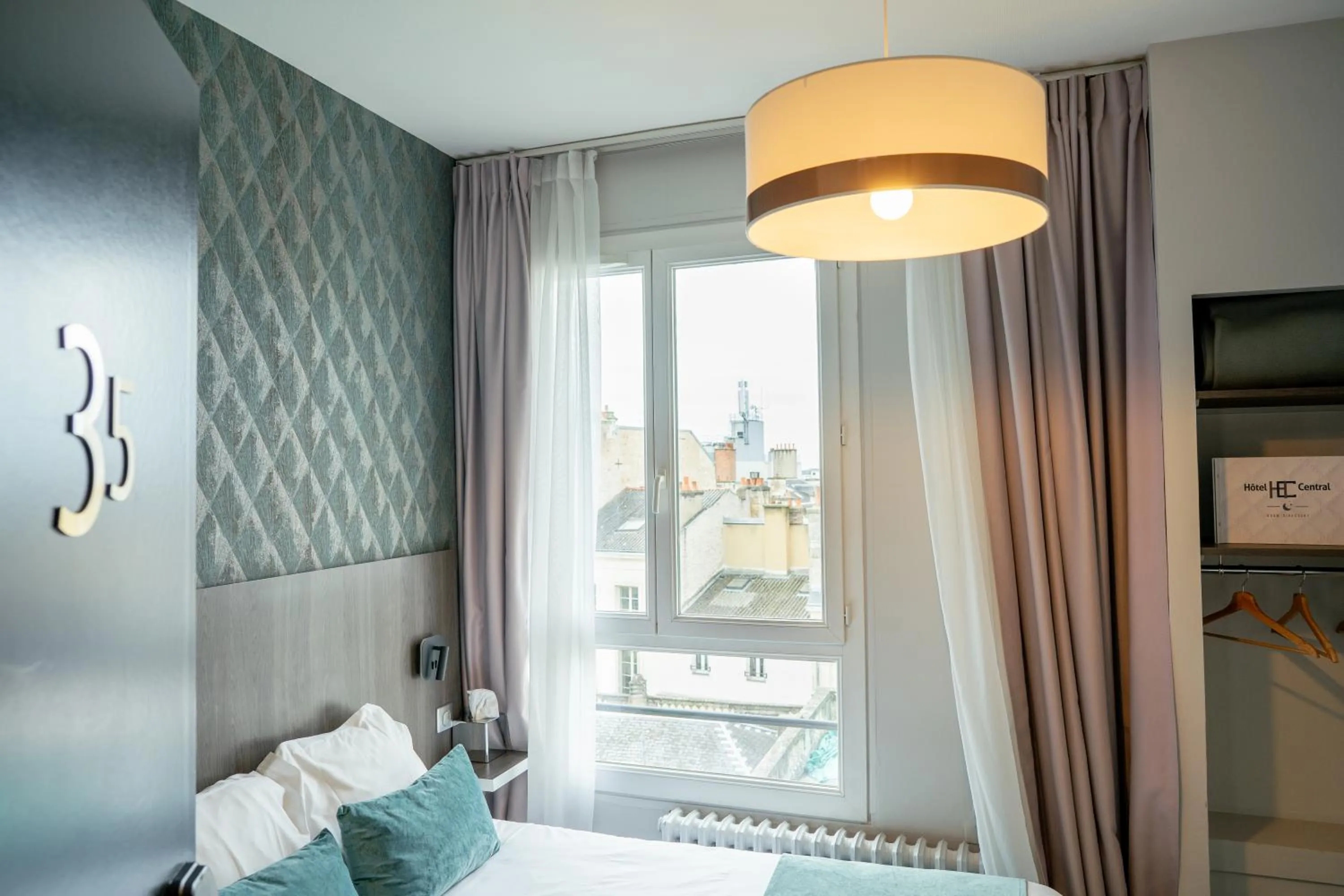 Photo of the whole room, Bed in Hôtel Central