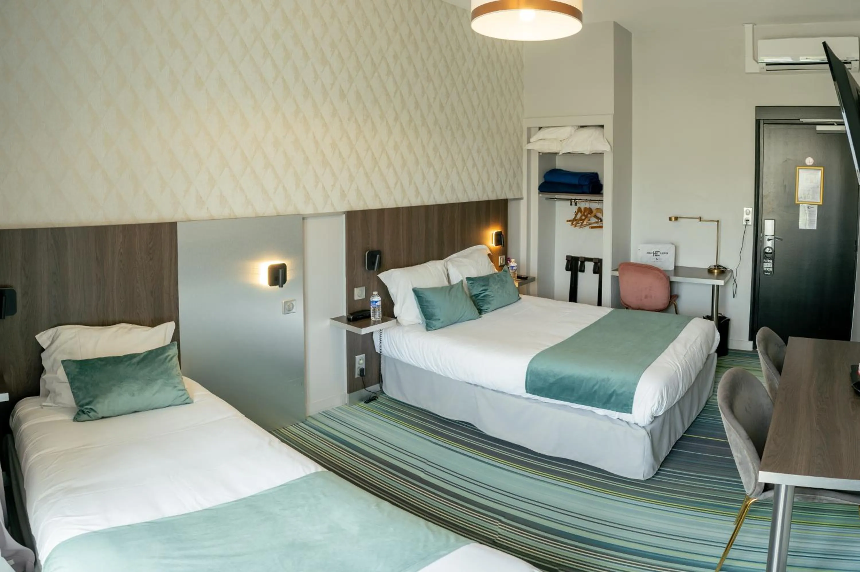 Photo of the whole room, Bed in Hôtel Central