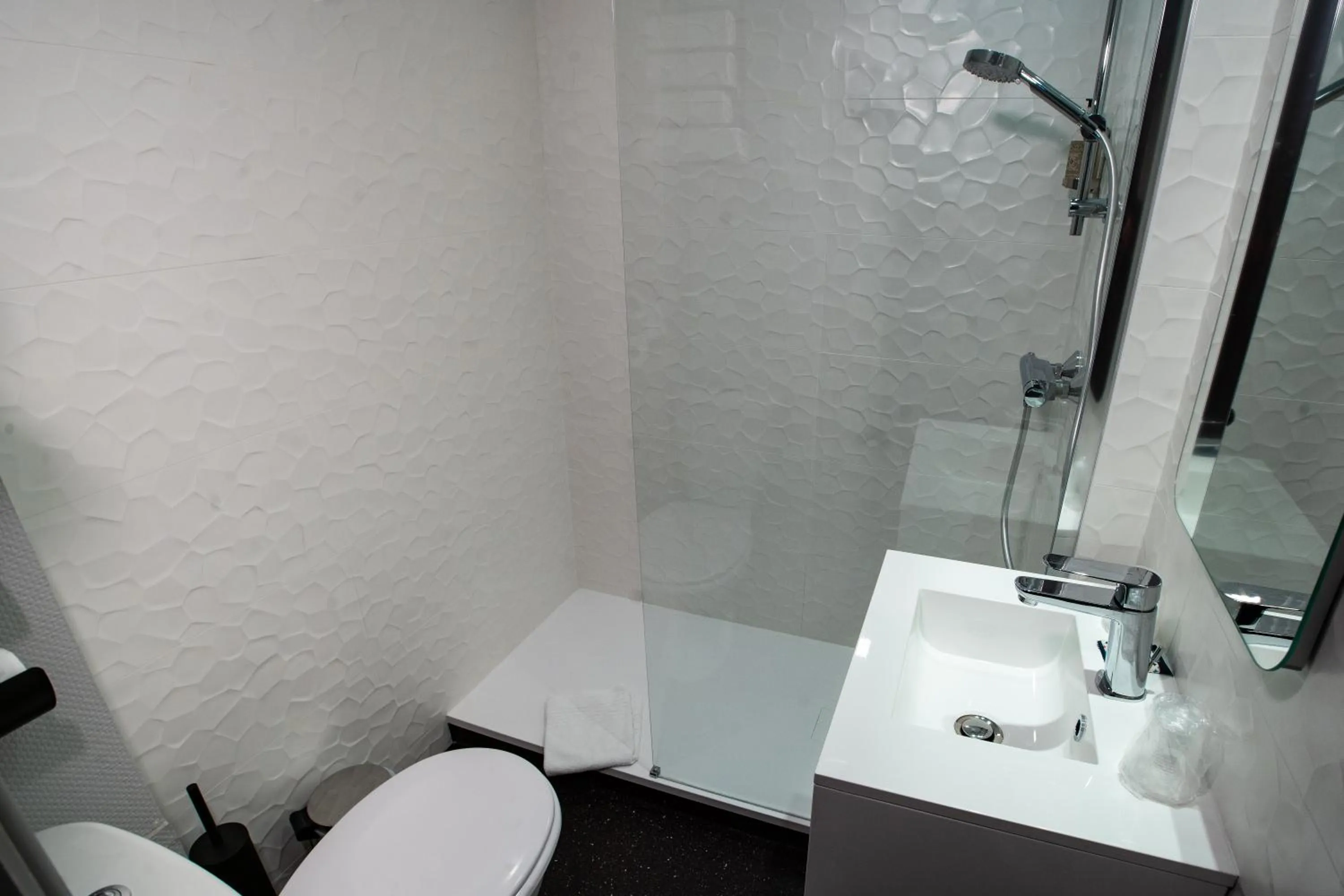 Shower in Hôtel Central