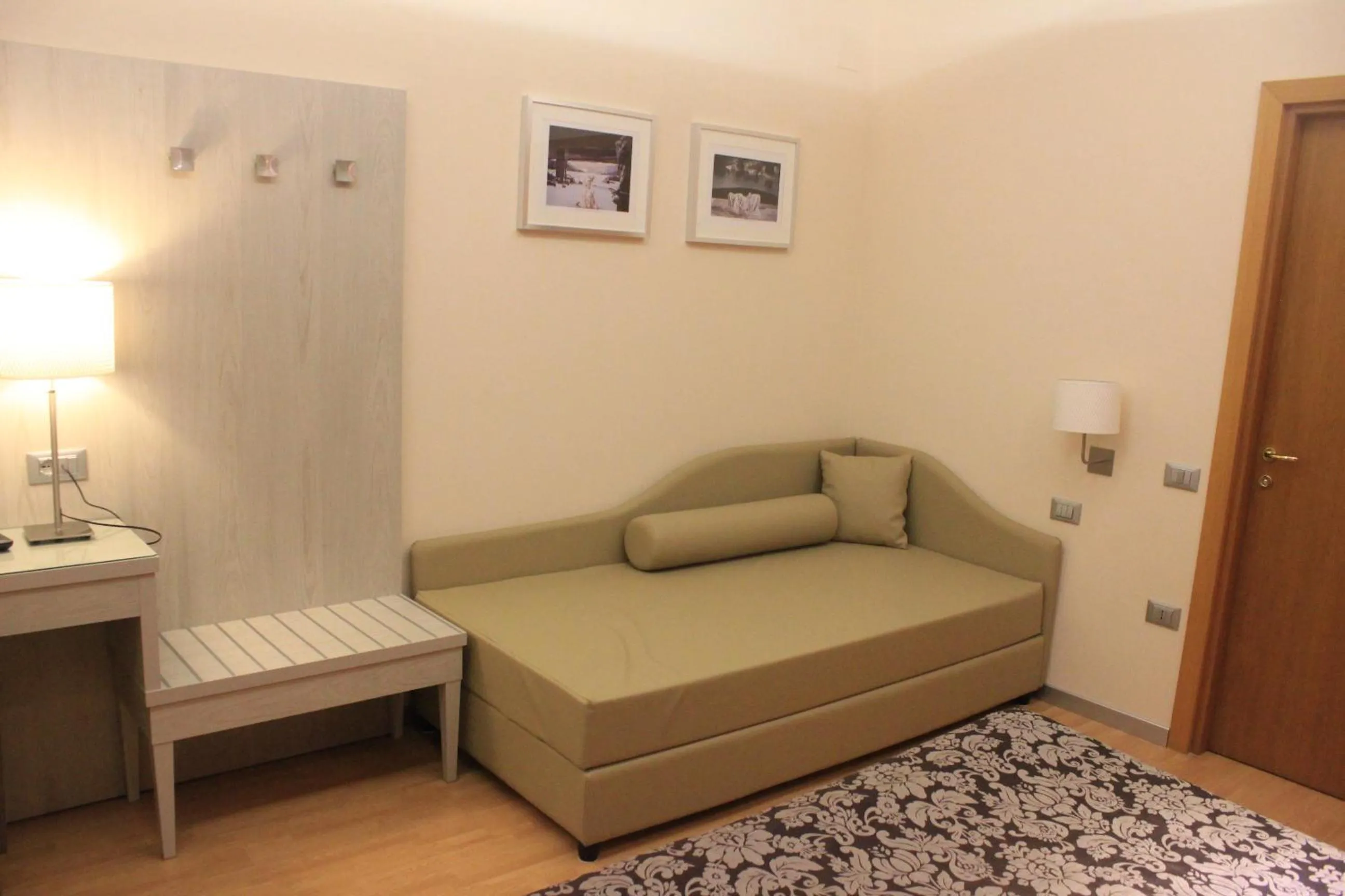 Seating area, Bed in Hotel Baffo Rosso