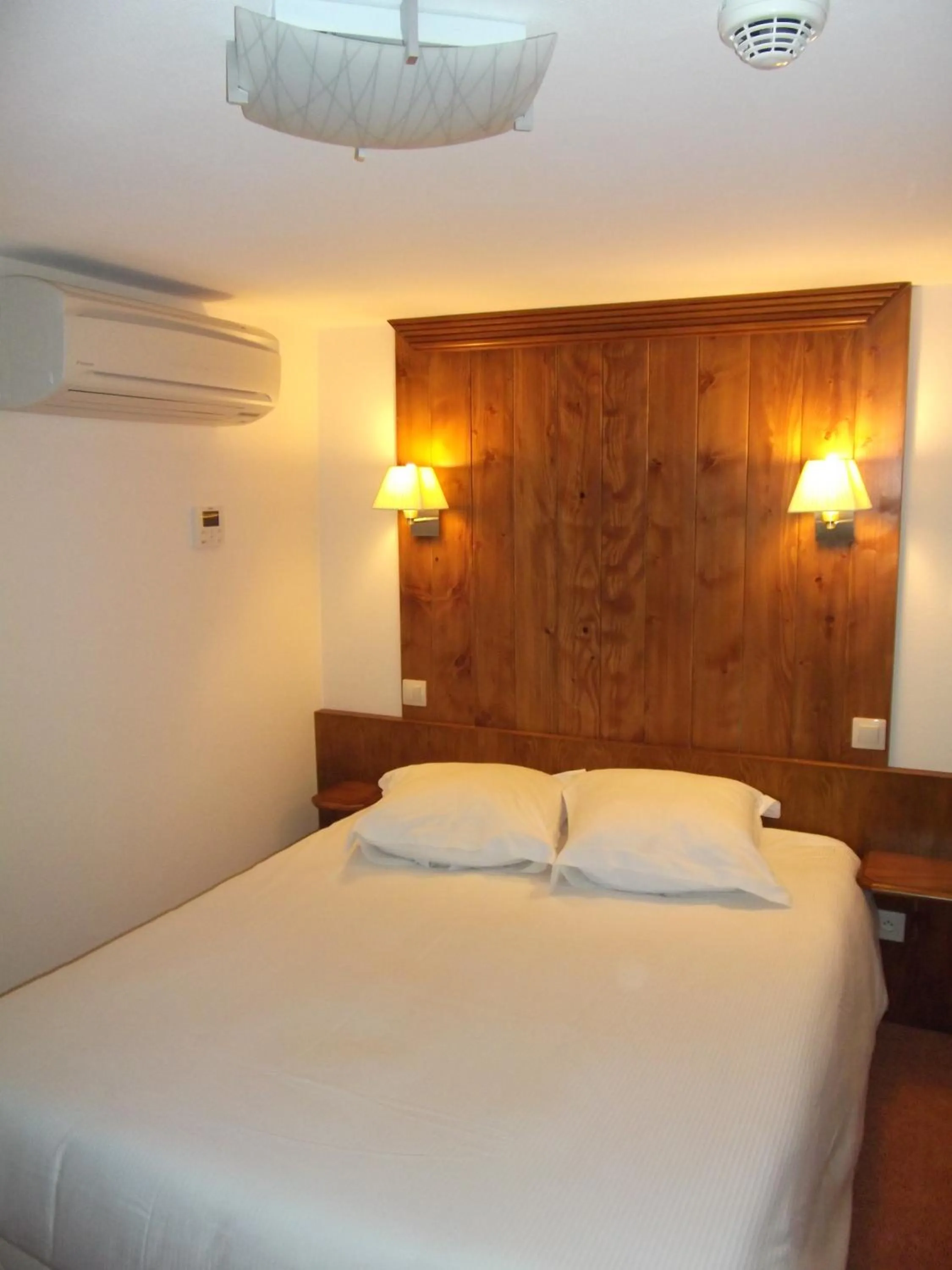 Photo of the whole room, Bed in Logis Hôtel De La Cloche