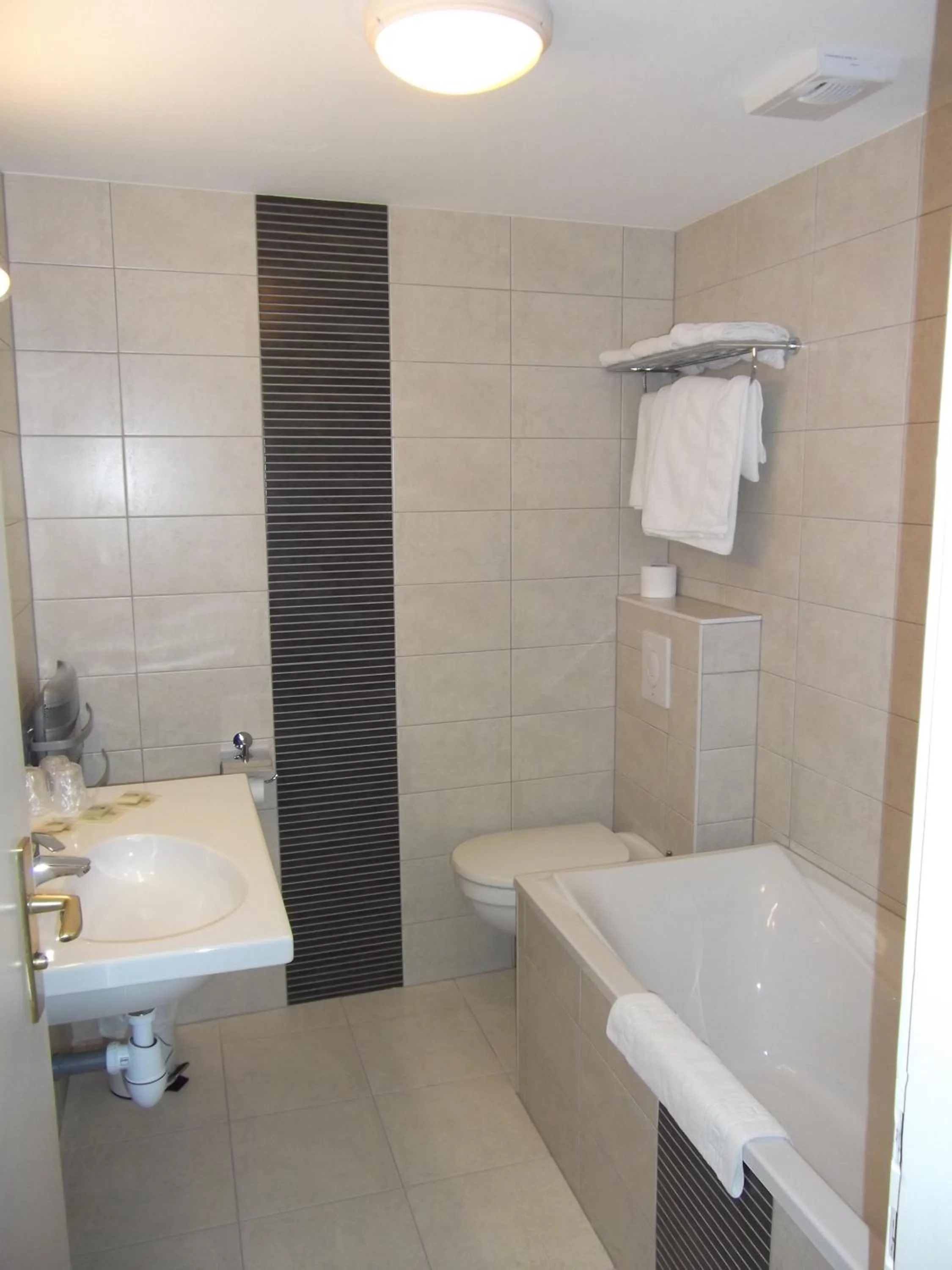 Bathroom in Logis Hôtel De La Cloche