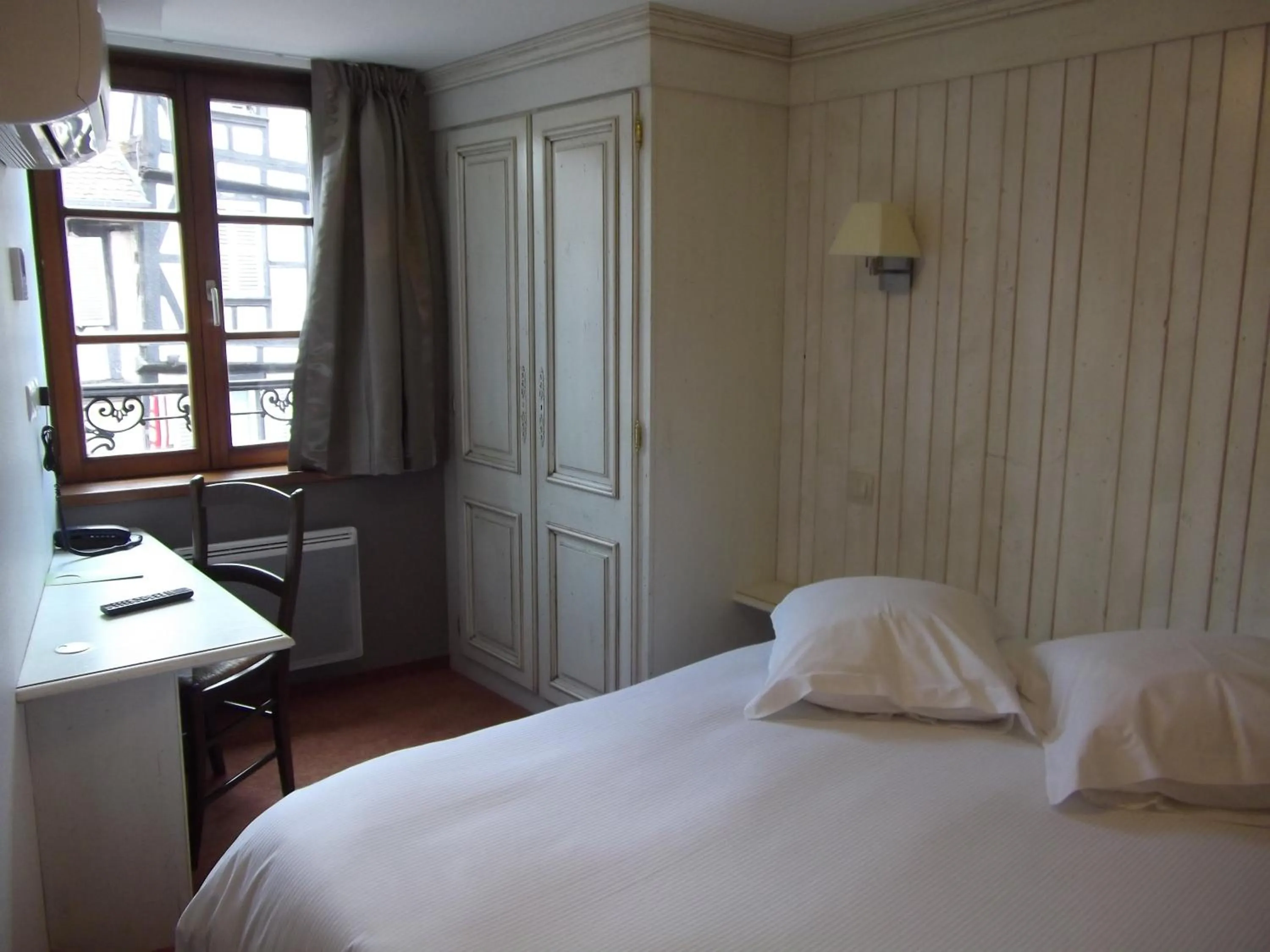 Photo of the whole room, Bed in Logis Hôtel De La Cloche